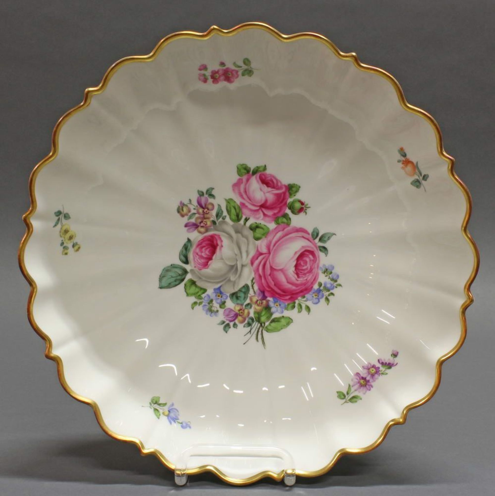 Reserve: 60 EUR        Schale, Wien, Augarten, bunte Blumen, Goldrand, ø 29 cm - Image 2 of 2