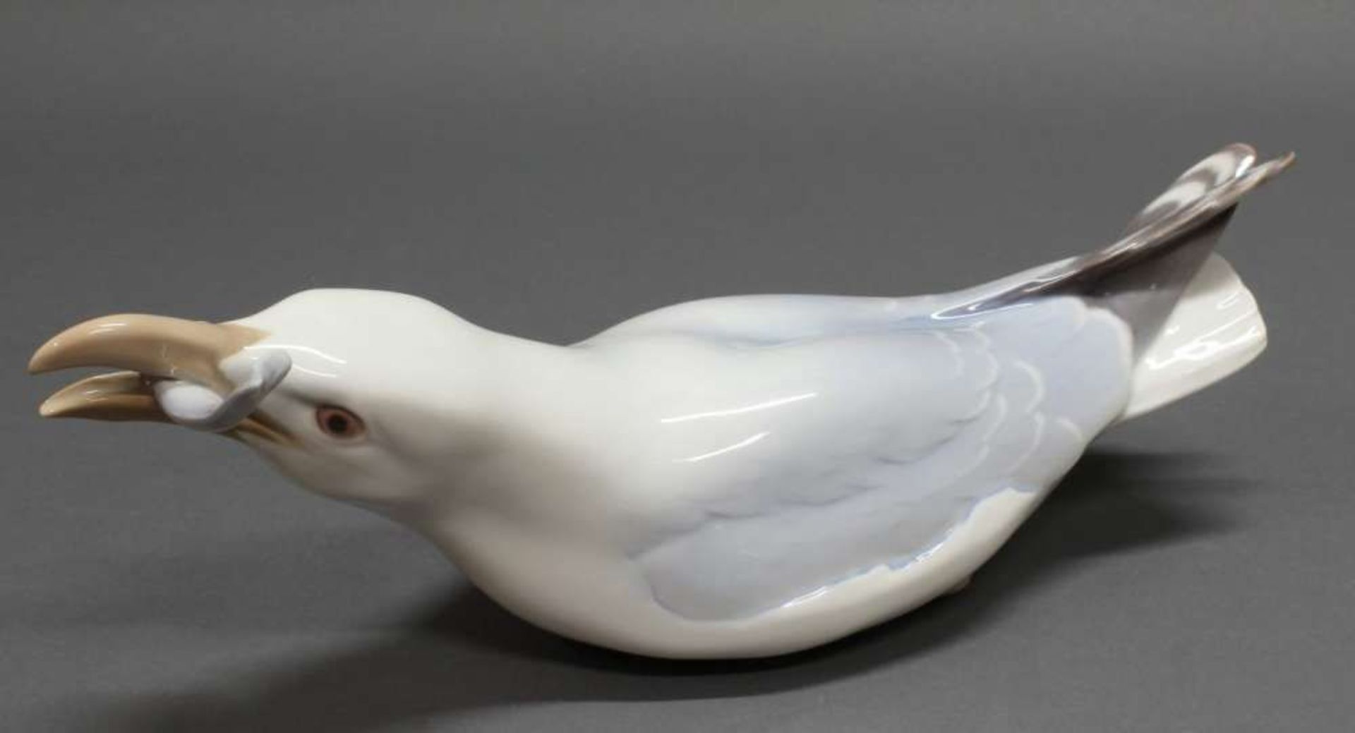 Reserve: 80 EUR        Porzellanfigur, "Möwe mit Fisch", Bing & Gröndahl, Modellnummer 1725, - Image 3 of 6