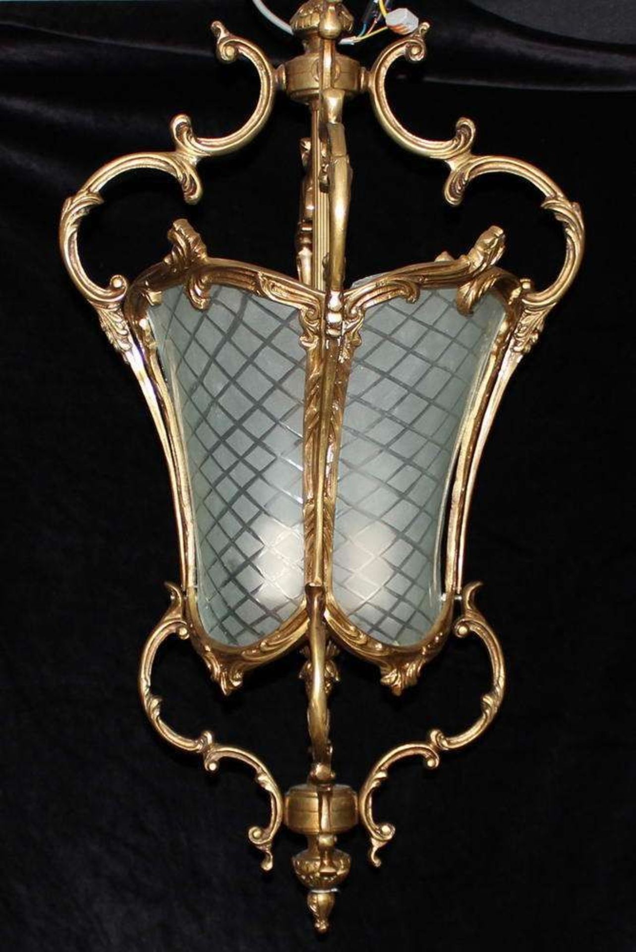 Reserve: 300 EUR        Hallenampel, Bronze goldfarbig, vierseitig mattiertes geschliffenes Glas,