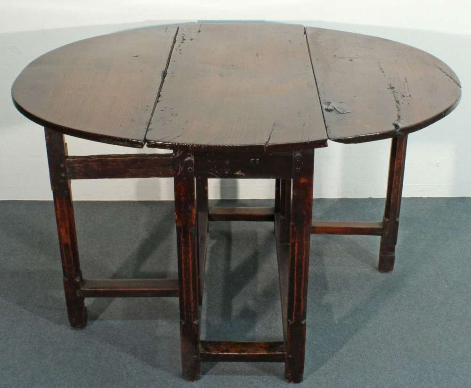 Reserve: 150 EUR        Gateleg-Tisch, England, um 1700, Eiche, oval, ca. 73 x 93 x 39(117) cm,