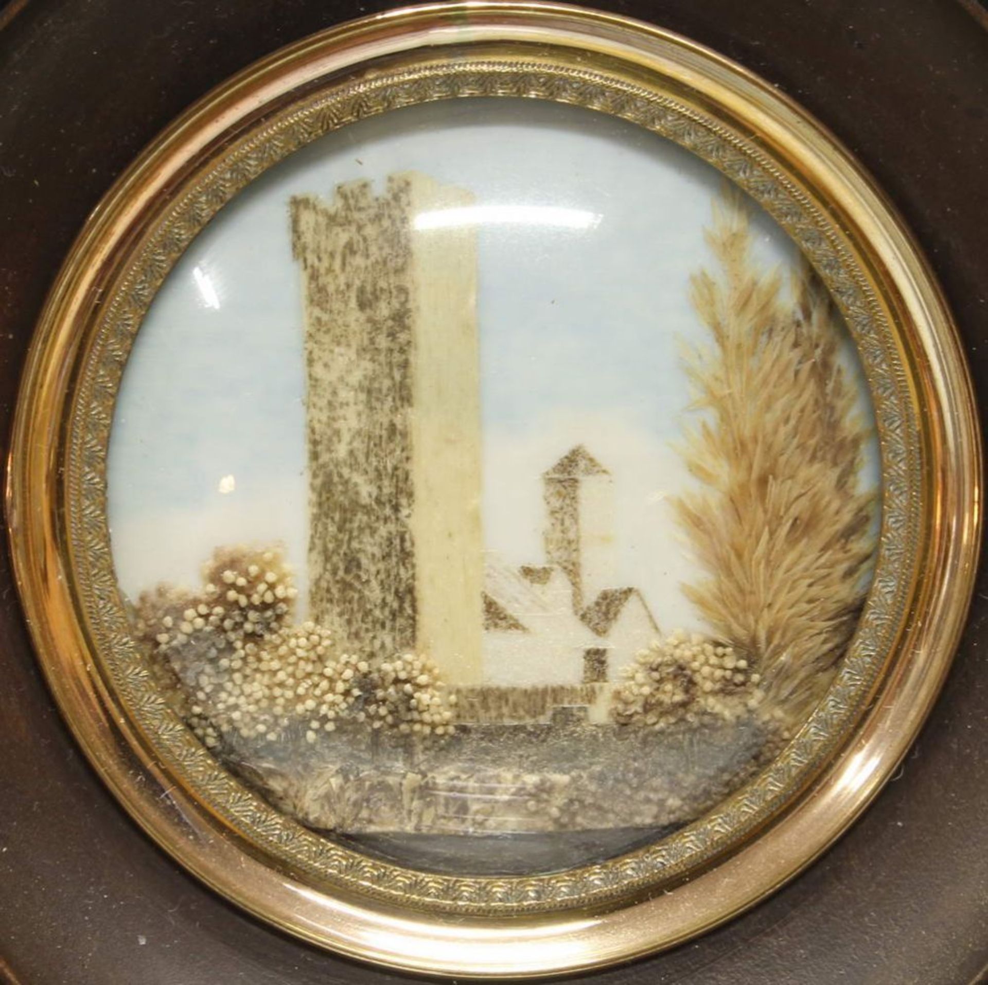 Reserve: 60 EUR        Miniatur, "Turm in Landschaft", Biedermeier, um 1830, Haararbeit, ø 6 cm, - Image 4 of 4