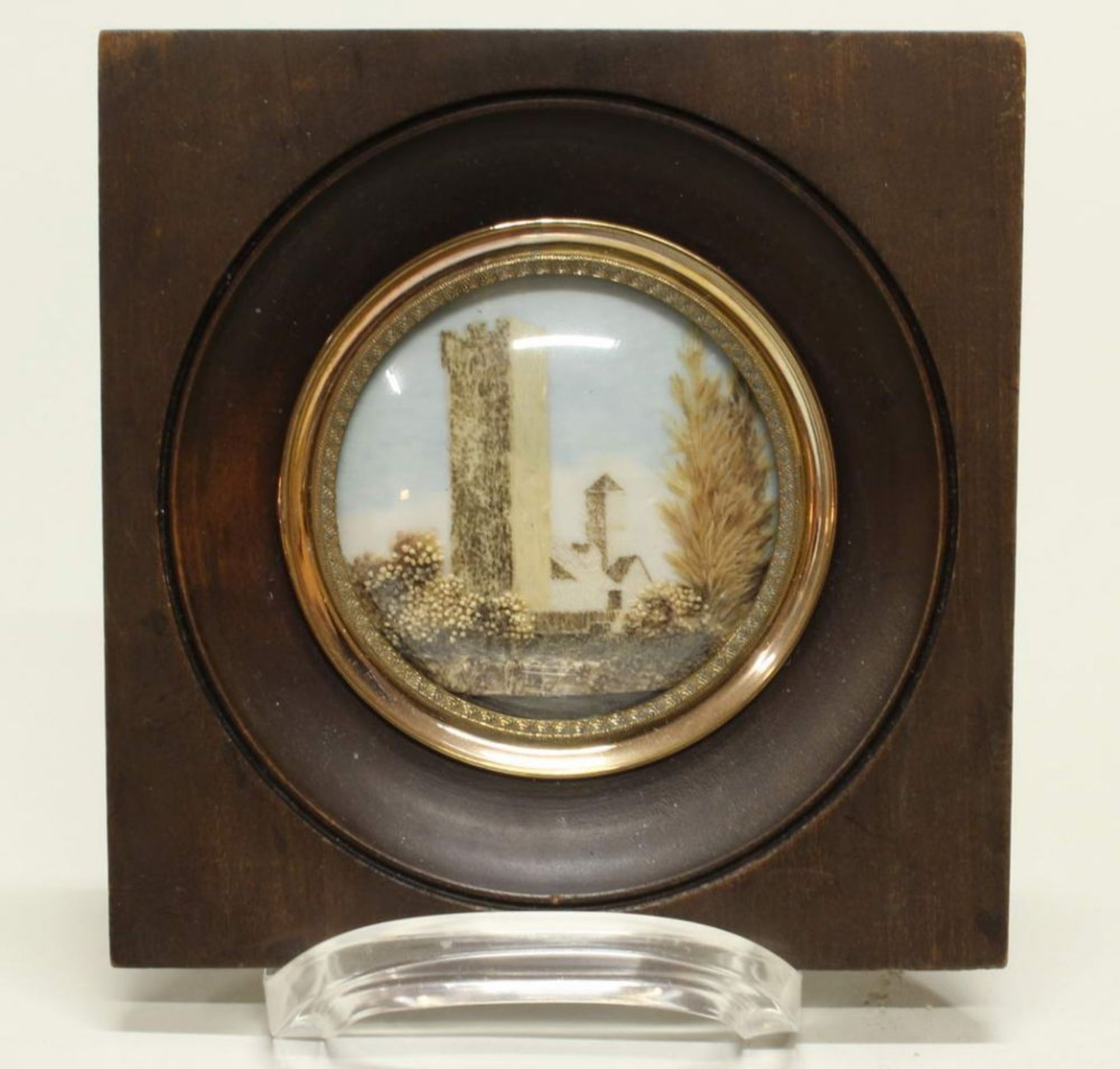 Reserve: 60 EUR        Miniatur, "Turm in Landschaft", Biedermeier, um 1830, Haararbeit, ø 6 cm,