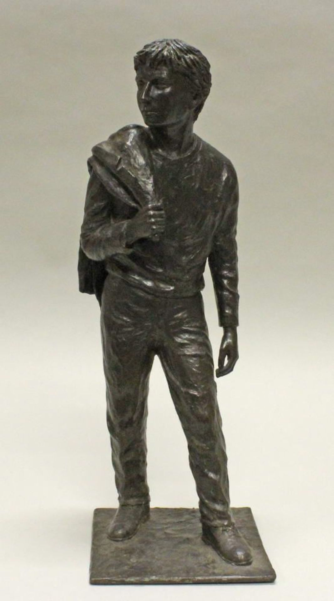 Reserve: 360 EUR        Bronze, "Junger Mann mit Jacke", auf der Plinthe bezeichnet Ronzano, 3/12, - Image 2 of 8