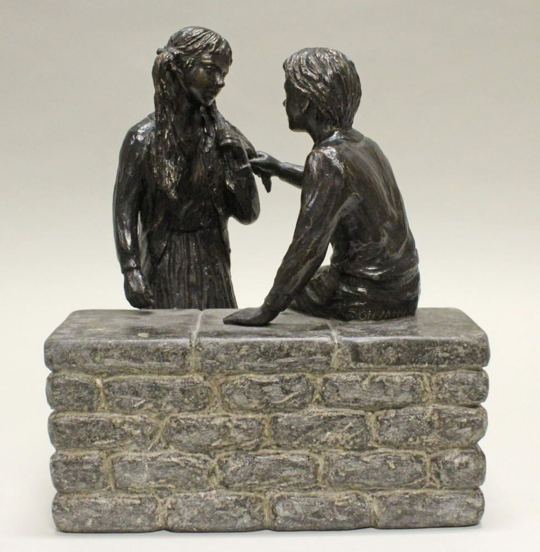 Reserve: 480 EUR        Bronze und Stein, "Junge und Mädchen an der Mauer", verso bezeichnet Ronzano - Image 4 of 8