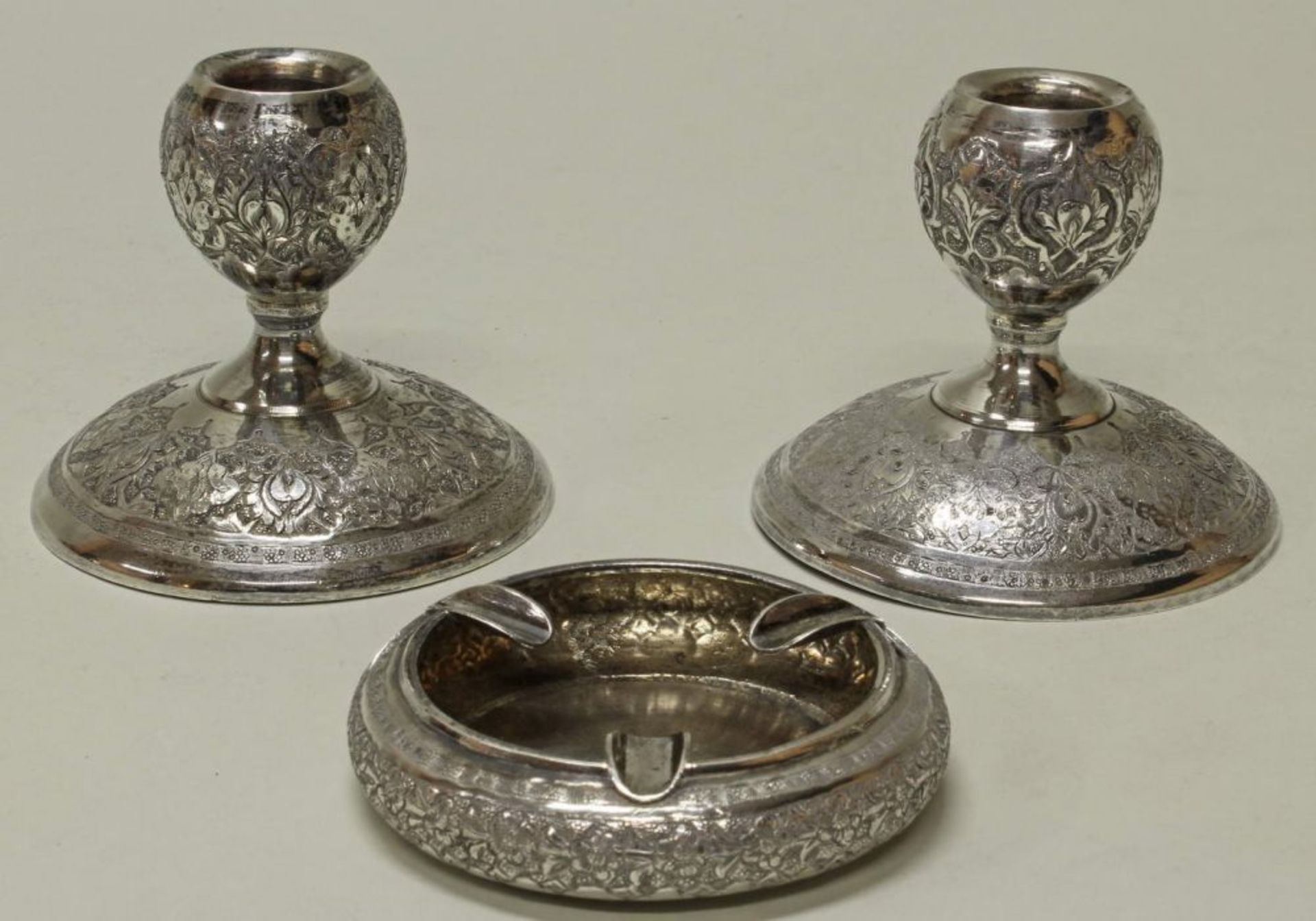 Reserve: 140 EUR        Paar Kerzenhalter und Aschenbecher, Silber 840, Persien, ornamental, 8 cm - Image 2 of 2