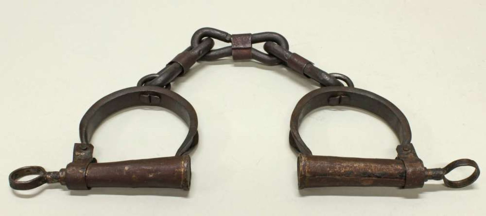 Reserve: 30 EUR        Handschellen, Südamerika, Eisen, 40 cm lang