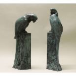 Reserve: 1400 EUR        Bronzepaar, "Papagei auf hohem Sockel sitzend", neuzeitlicher Guss,