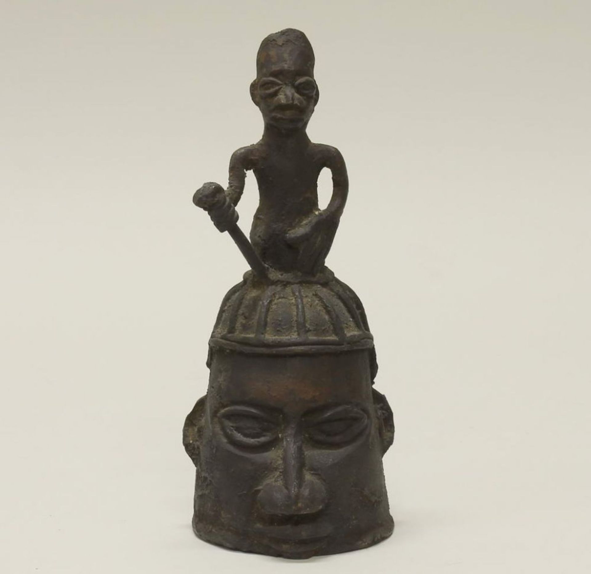 Reserve: 50 EUR        Glocke, Ghana, Afrika, Bronze, dunkle Patina, Figurenkopf mit aufsitzender