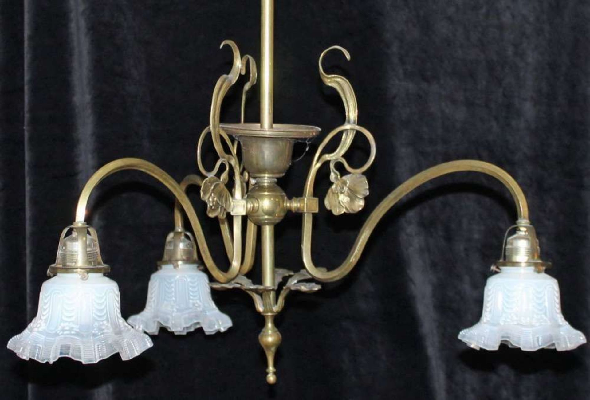 Reserve: 280 EUR        Deckenlampe, Jugendstil, Messing, Glasschirme, dreiflammig, ca. 138 cm hoch