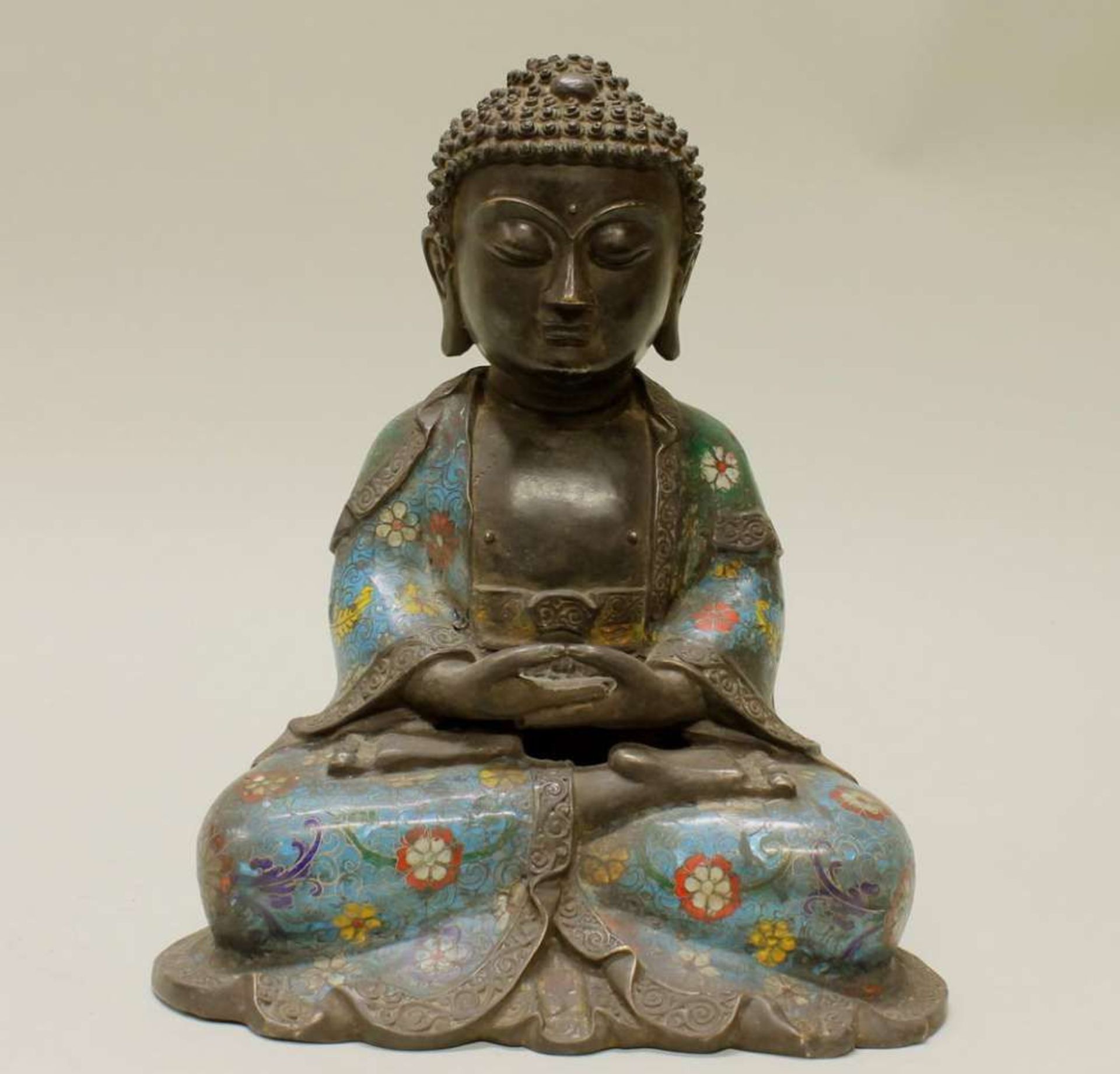 Reserve: 600 EUR        Buddha, China, 20. Jh., Bronze/Cloisonné, 30 cm hoch