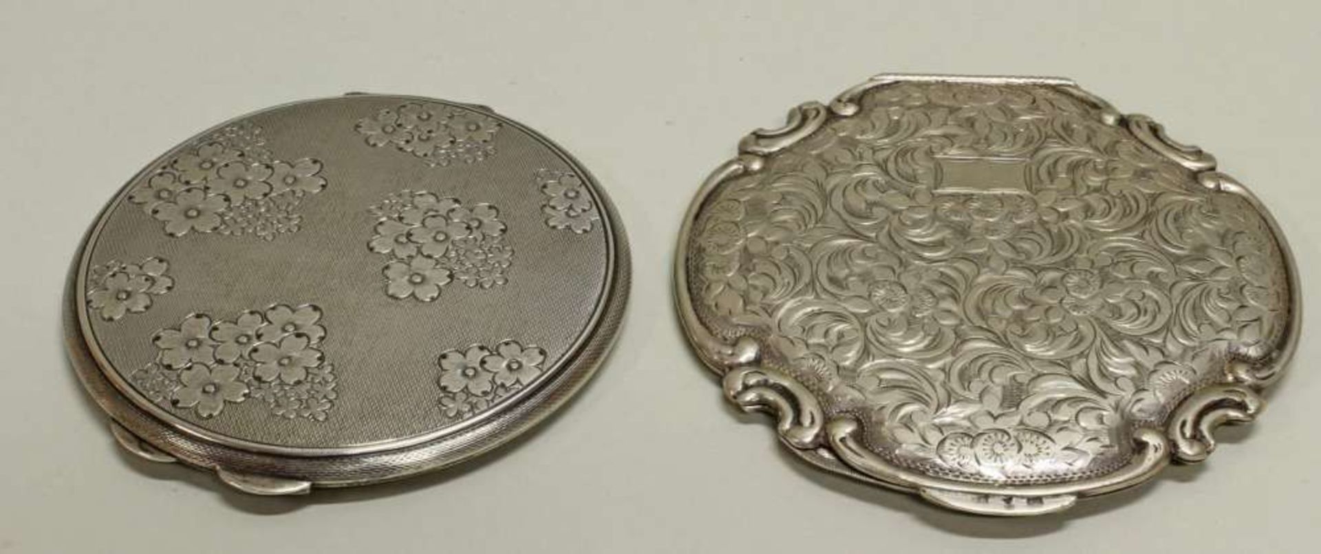 Reserve: 60 EUR        2 Puderdosen, Silber 835/925, je Innenspiegel, ø 9 cm bzw. 10 cm