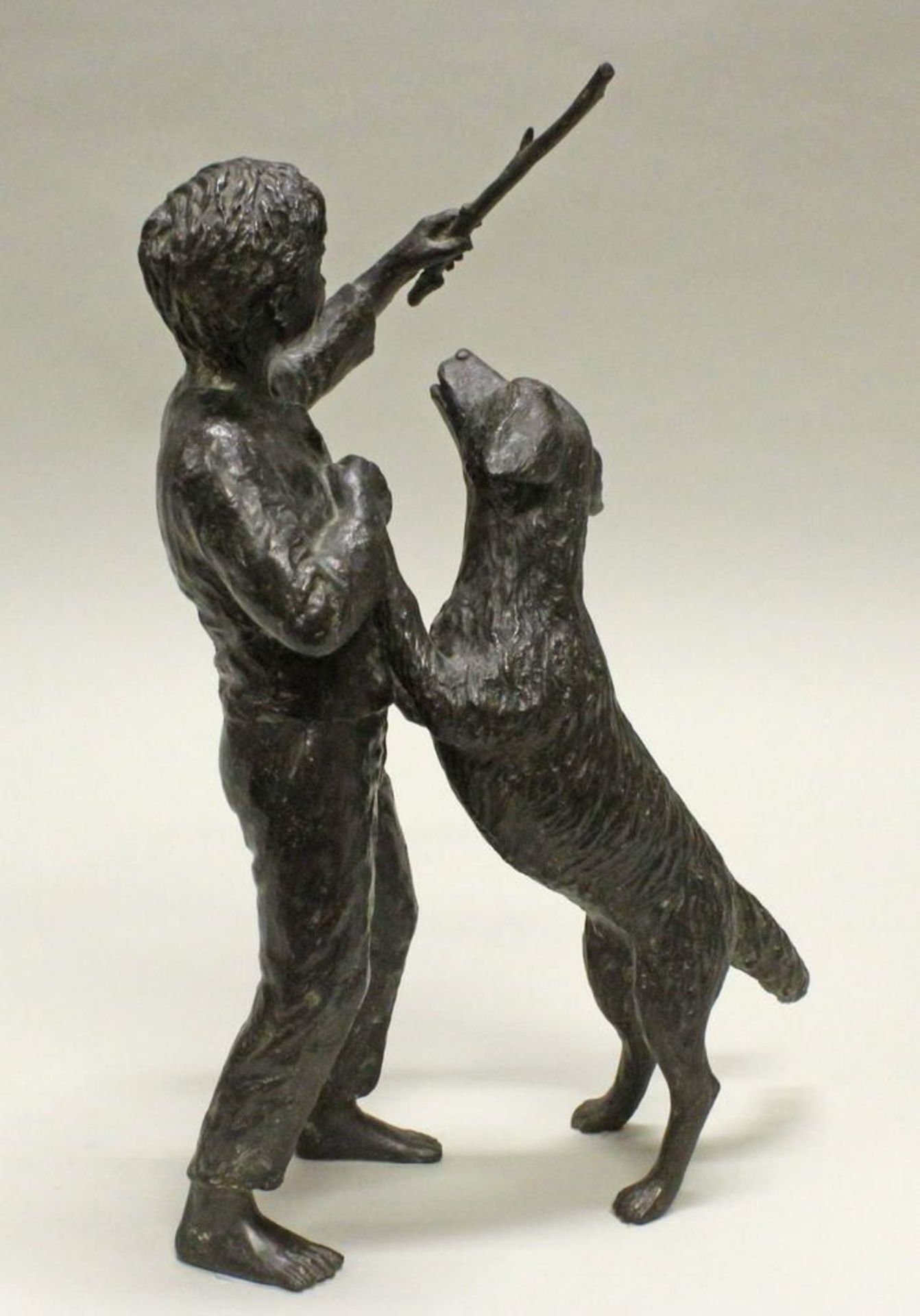 Reserve: 400 EUR        Bronze, "Junge mit Hund", auf der Bauchunterseite des Hundes bezeichnet - Image 3 of 6