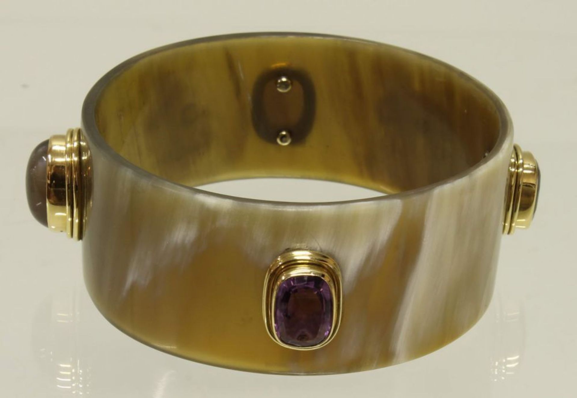 Reserve: 800 EUR        Armreif, modern, Horn, 3 rechteckige facettierte Amethyste, 1 Mondstein-