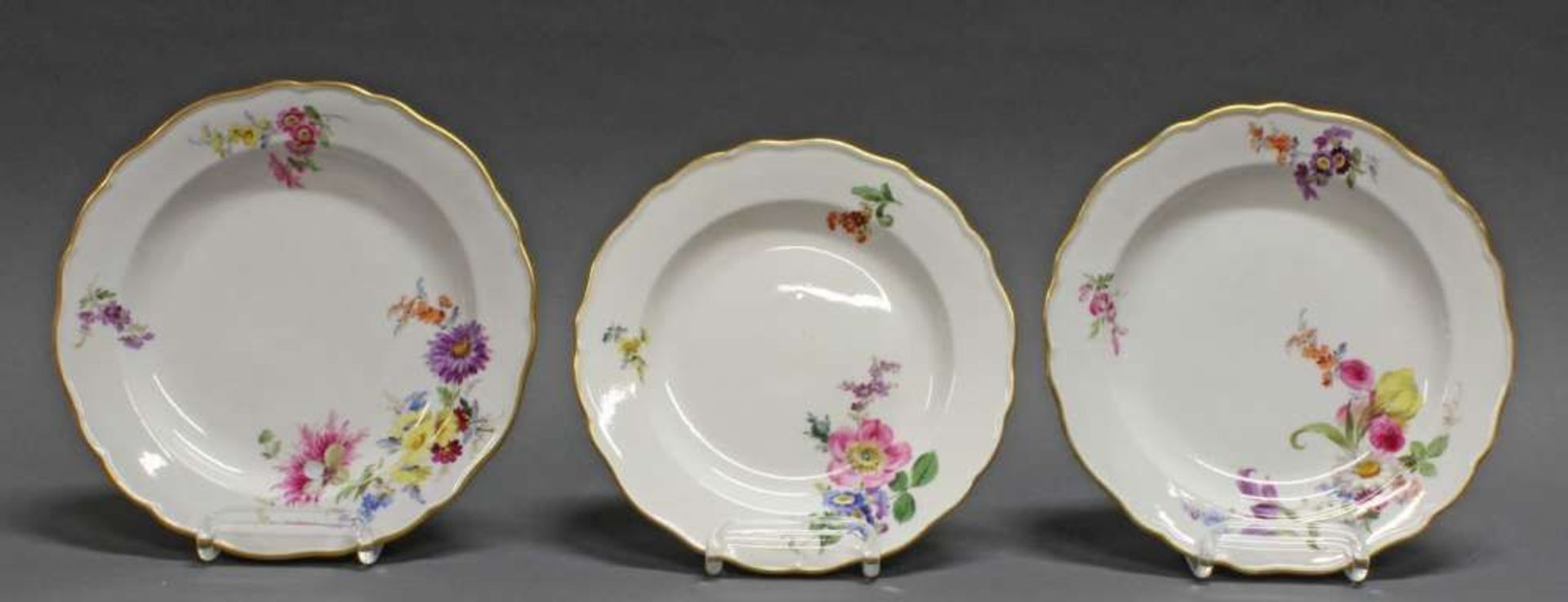 Reserve: 60 EUR        3 Teller, Meissen, Schwertermarke, 1850-1924, 1. Wahl, bunte Blumen,