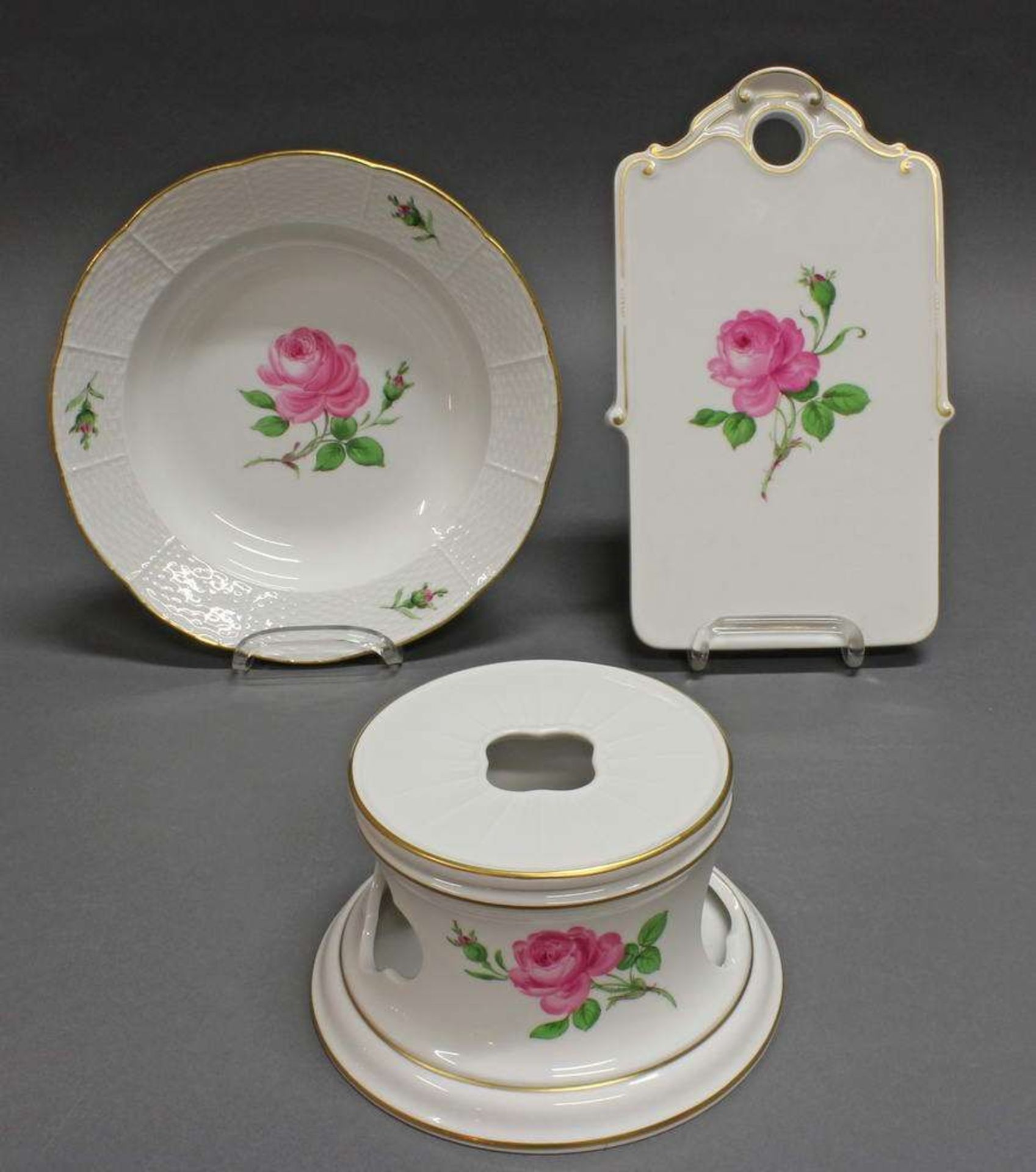 Reserve: 80 EUR        Stövchen, Brettchen, Teller, Meissen, Schwertermarke, 1. Wahl, rote Rose, - Image 2 of 2