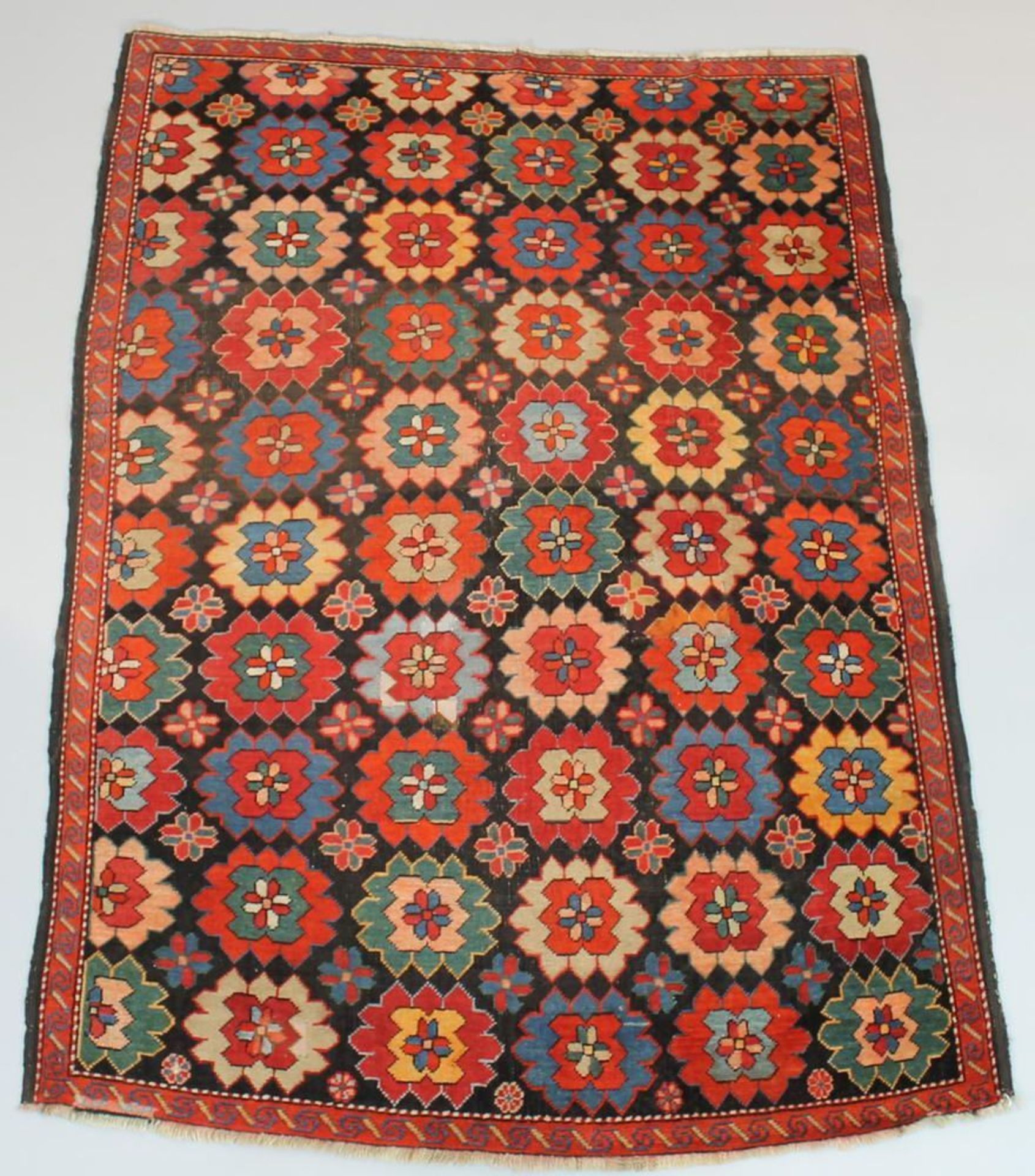 Reserve: 350 EUR        Blüten-Schirwan, Kaukasus, alt, ca. 1.89 x 1.26 m, leicht gekürzt, kleine - Image 2 of 6