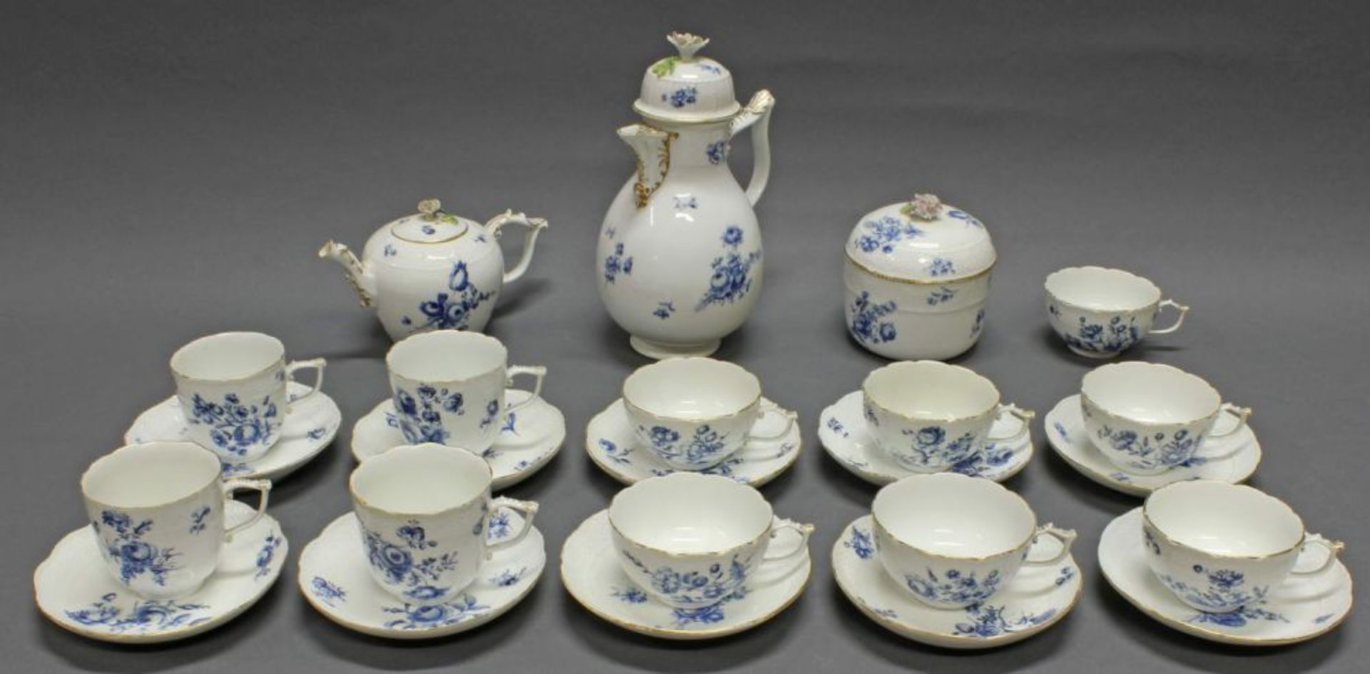 Reserve: 560 EUR        Kaffee- und Teeservice, Meissen, Schwertermarke, 18. Jh., blaue Blumen, - Image 2 of 2