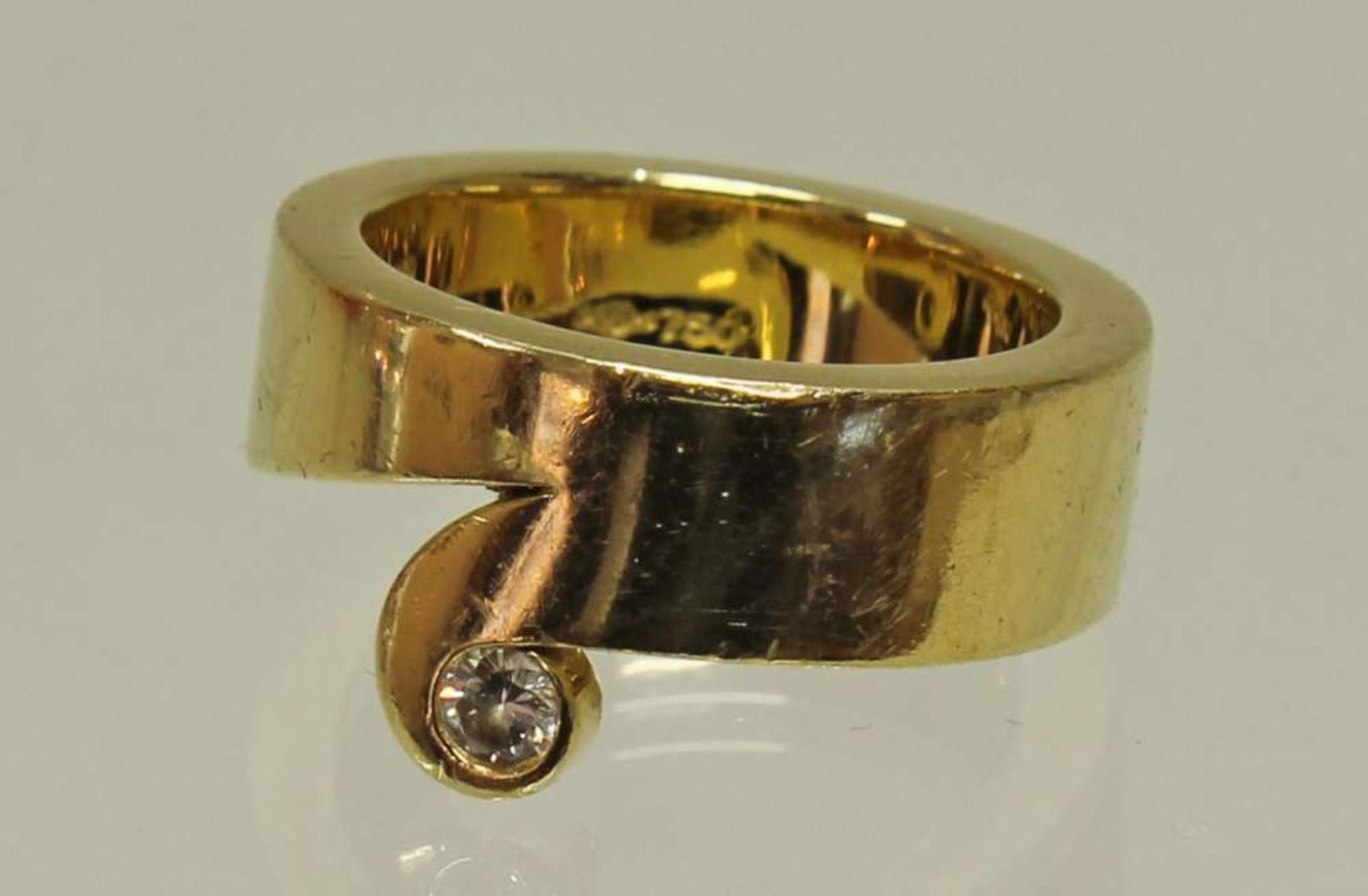 Reserve: 450 EUR        Ring, GG 750, gepunzt N (Niessing), 1 kleiner Brillant, 17 g, RM 17