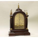 Reserve: 1200 EUR        Bracket Clock, England, 19. Jh., Eichengehäuse, flankierende Säulen und