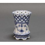 Reserve: 20 EUR        Vase, Royal Kopenhagen, Musselmalet, Vollspitze, 11.5 cm hoch