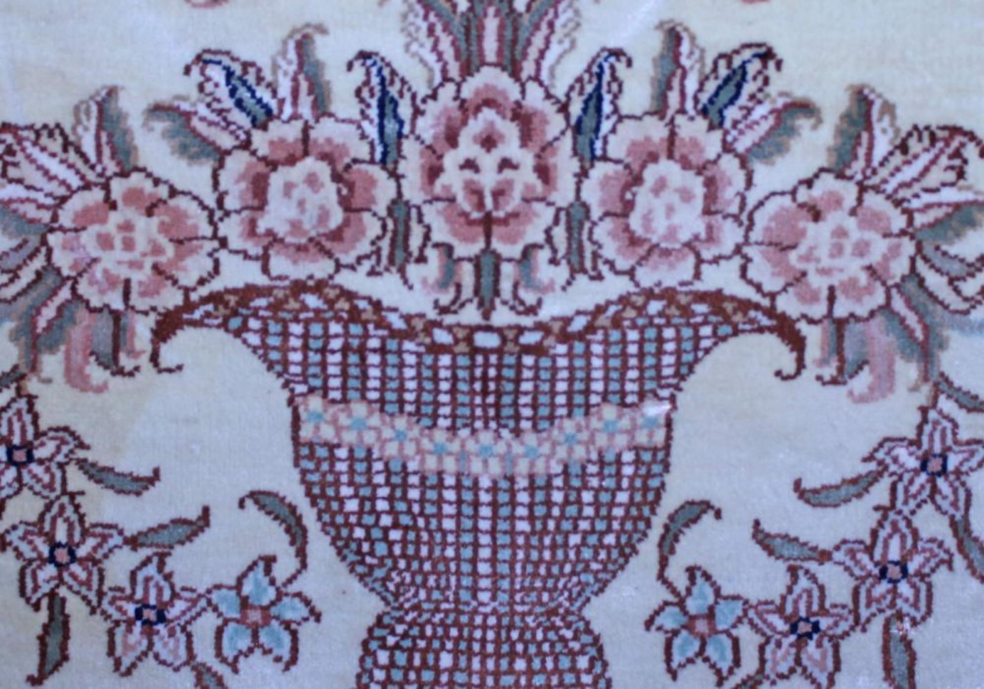 Reserve: 150 EUR        China-Hereke, Seide, Gebetsmotiv mit Blumenkorb und Vögeln, ca. 0.59 x 0. - Image 6 of 8