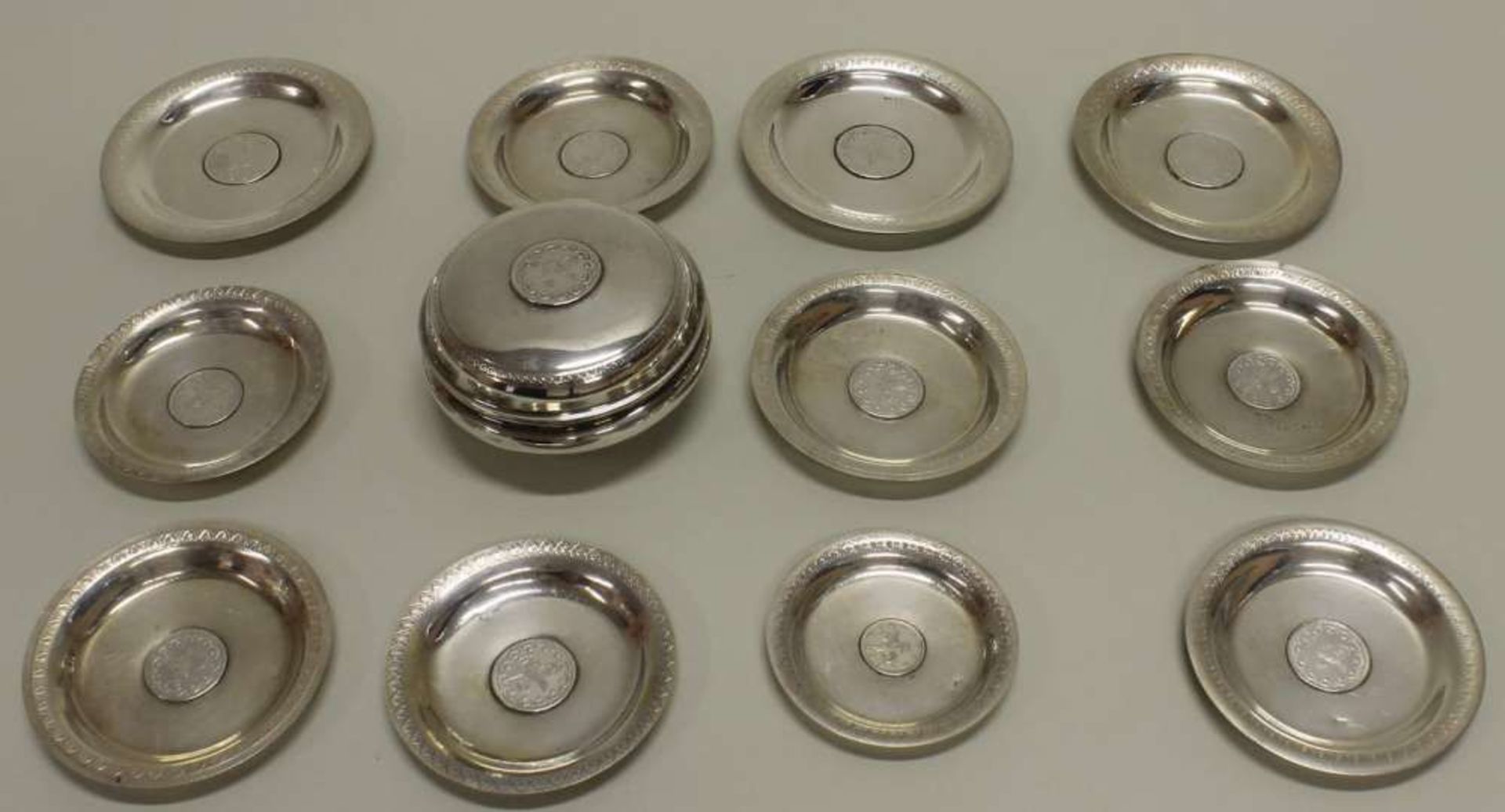 Reserve: 130 EUR        Deckeldose und 11 Untersetzer, Silber 800, orientalisch, ø 7-10 cm, zus. ca. - Image 2 of 2