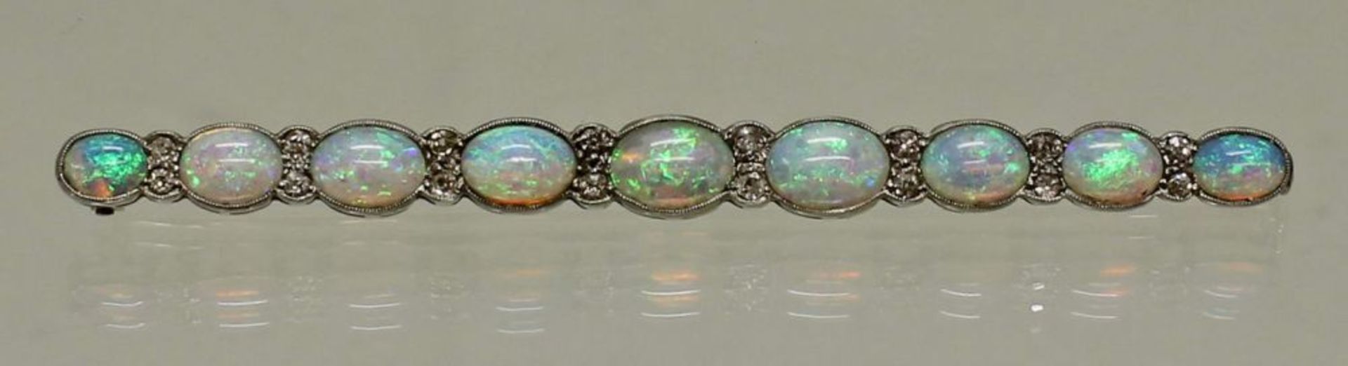 Reserve: 500 EUR        Stabnadel, Belle Epoque, um 1905/10, WG 585, 9 ovale Opal-Cabochons, 16