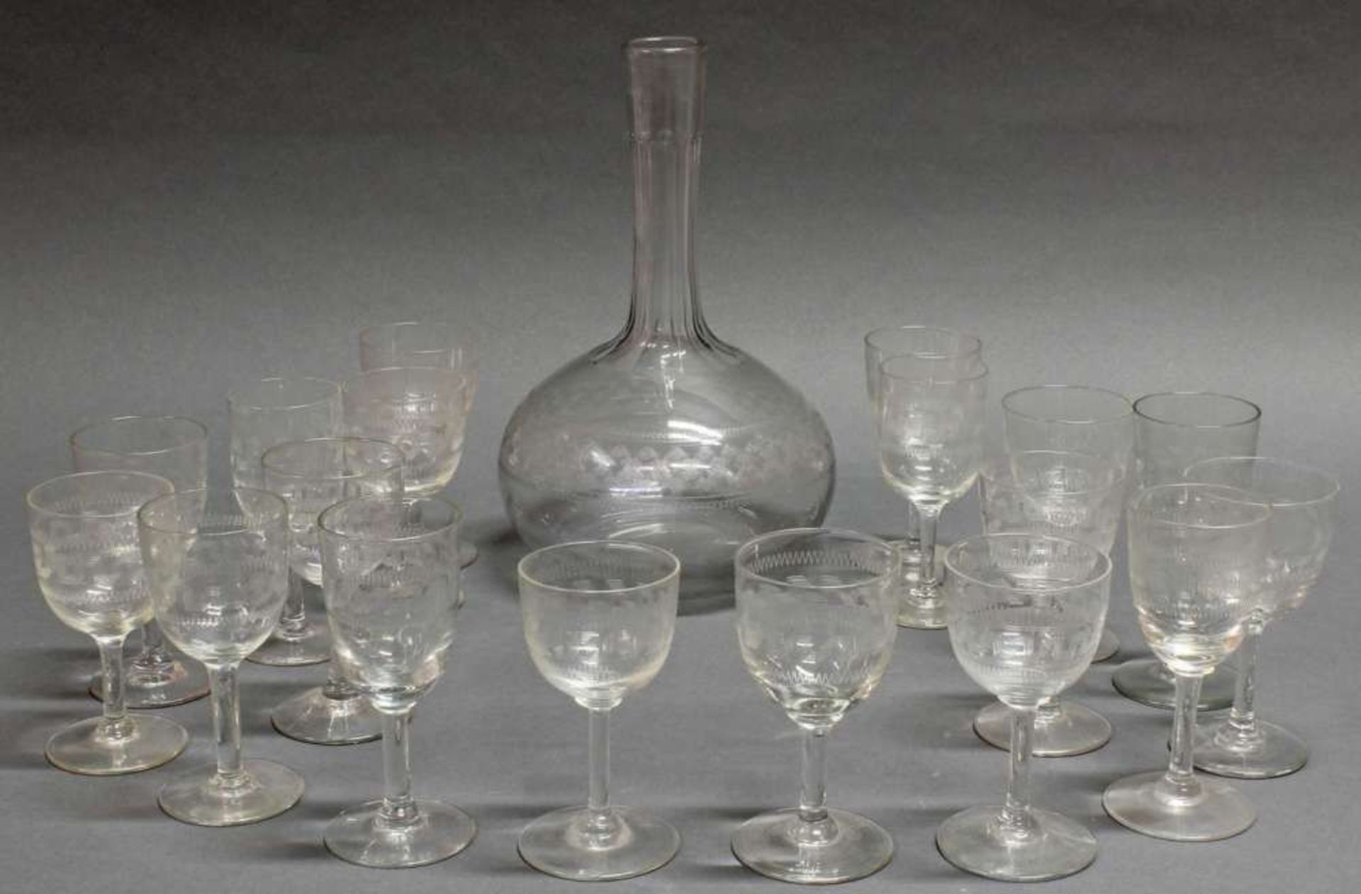 Reserve: 60 EUR        Karaffe und 18 Stengelgläser, England, um 1920, farbloses Glas, teils etwas
