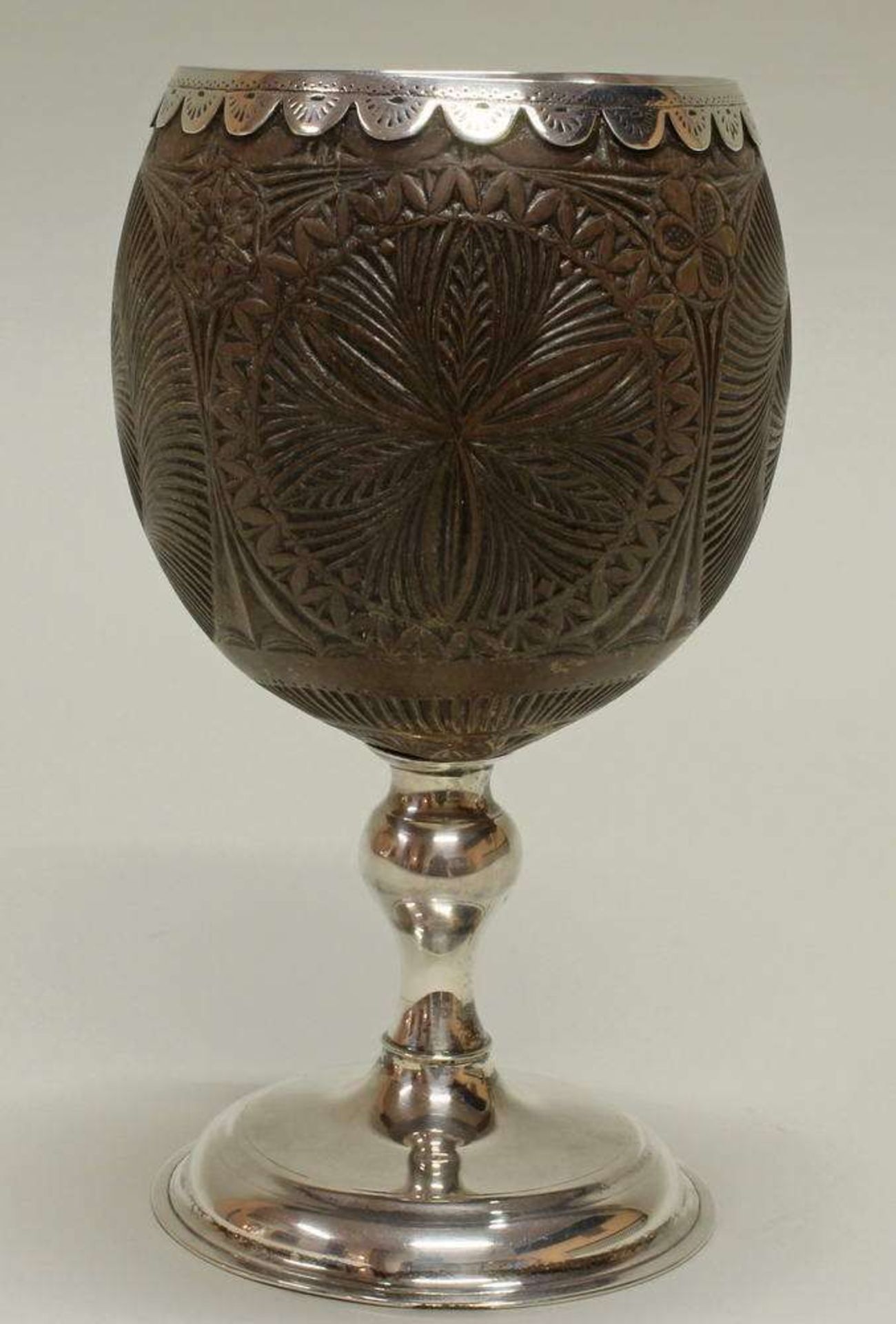 Reserve: 300 EUR        Kokosnusspokal, Silber, wohl 19. Jh., gravierte Kokosnuss-Kuppa mit - Image 4 of 4