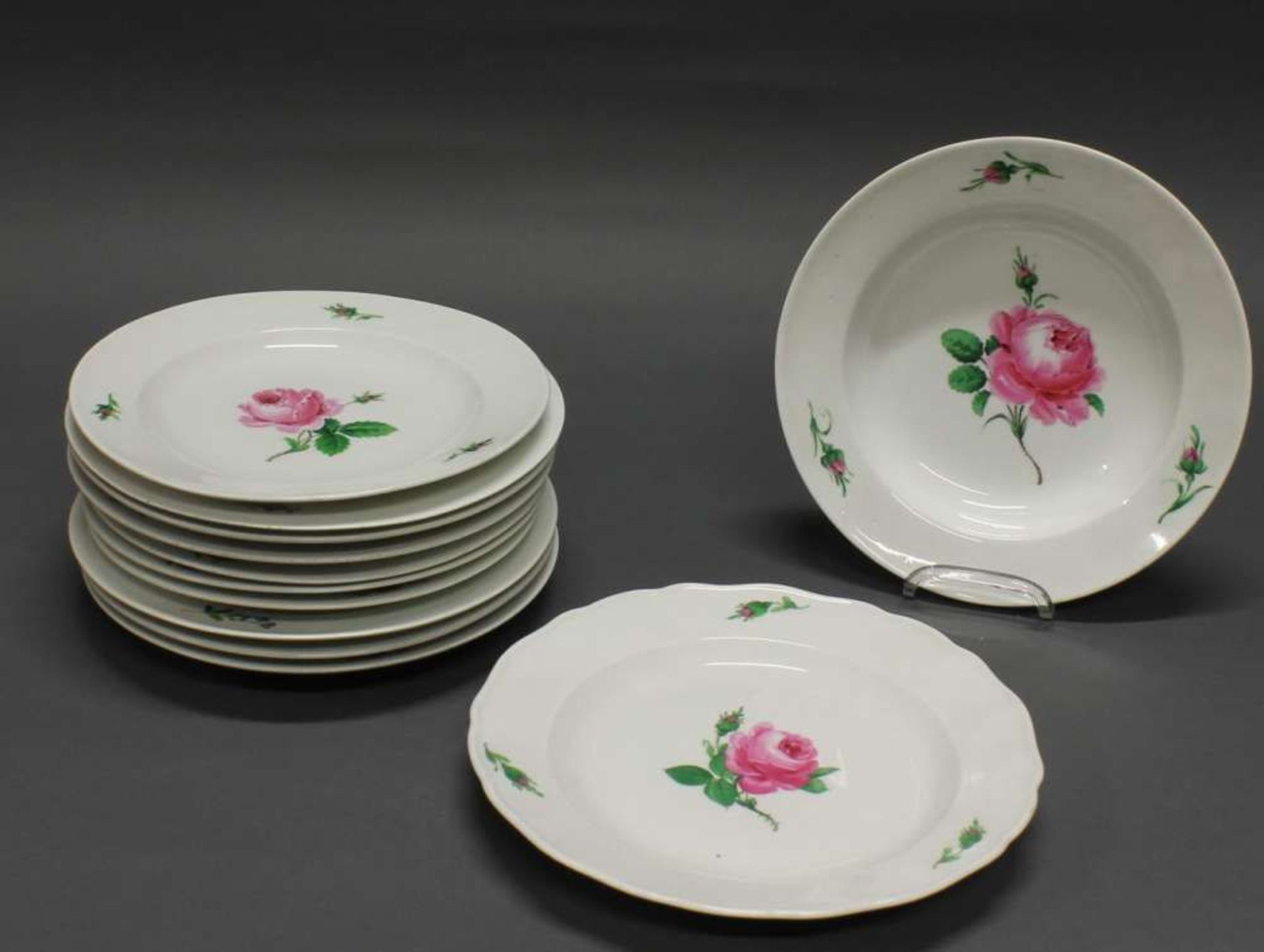 Reserve: 200 EUR        10 Teller, Meissen, Schwertermarke, 18./19. Jh., 1. Wahl: 7x rote Rose (1x