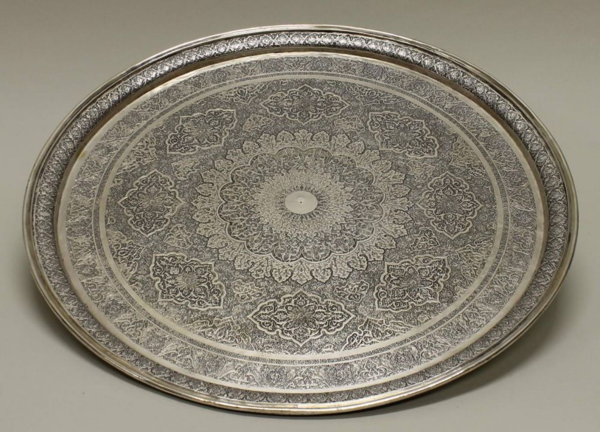Reserve: 480 EUR        Tablett, Silber 840, Persien, ornamental, ø 40 cm, ca. 1.140 g - Image 2 of 2