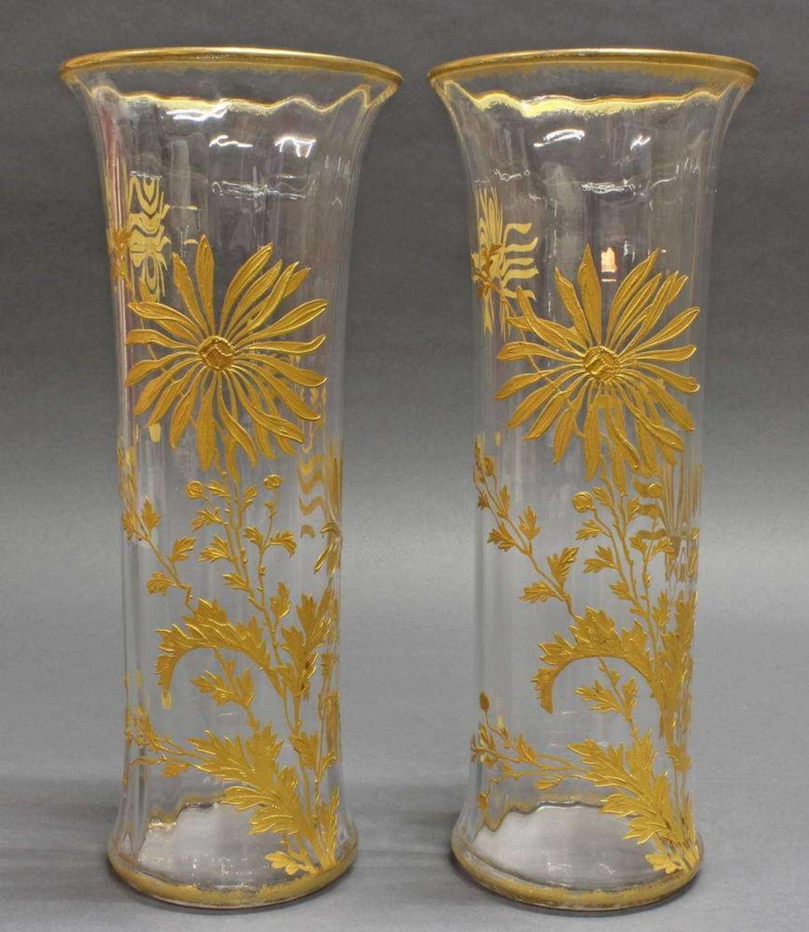 Reserve: 120 EUR        Paar Stangenvasen, Anfang 20. Jh., farbloses Glas Goldblütendekor, 34.5 cm