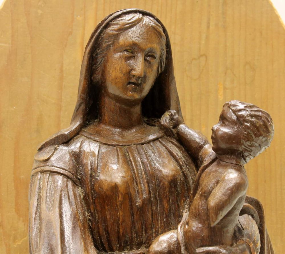 Reserve: 120 EUR        2 Skulpturen, Holz geschnitzt, "Muttergottes mit Kind", 19. Jh., 1x Reste - Image 4 of 6