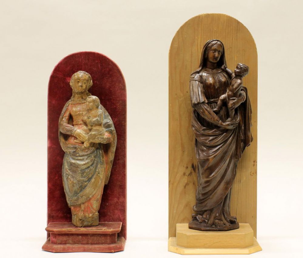 Reserve: 120 EUR        2 Skulpturen, Holz geschnitzt, "Muttergottes mit Kind", 19. Jh., 1x Reste - Image 2 of 6