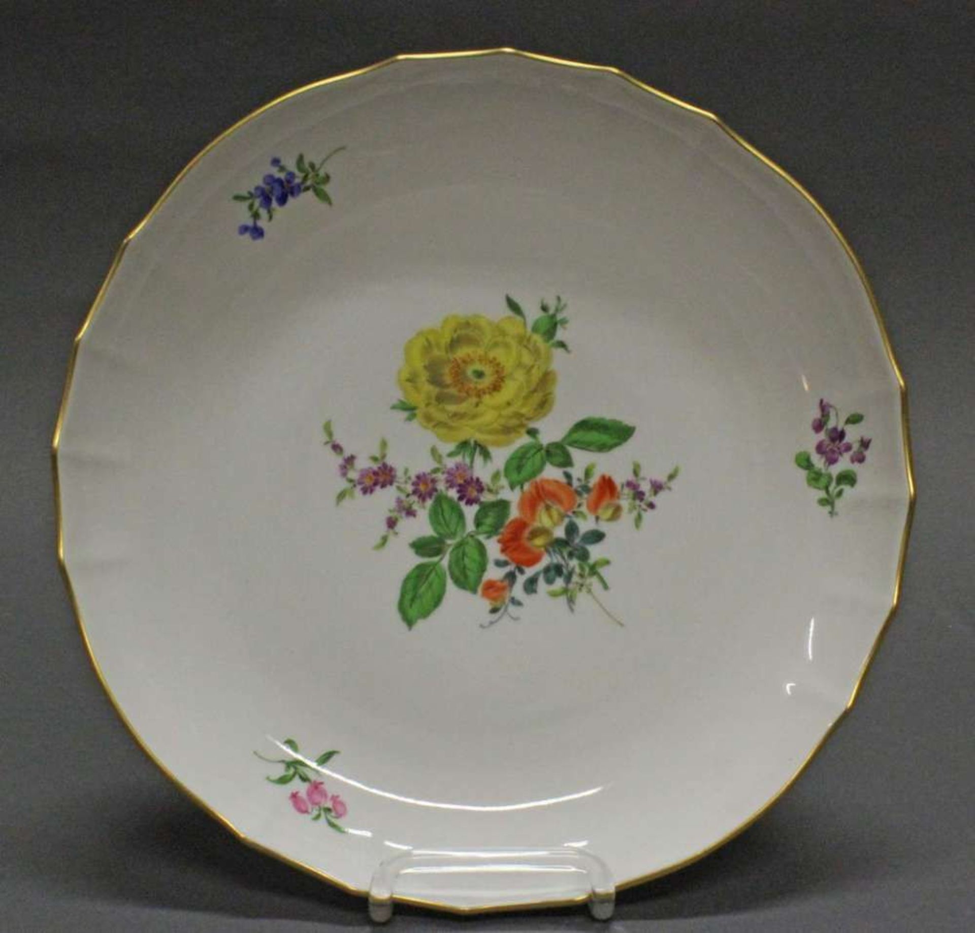 Reserve: 100 EUR        Schale, Meissen, Schwertermarke, 1. Wahl, Blume 3, Goldrand, ø 28 cm - Image 2 of 4