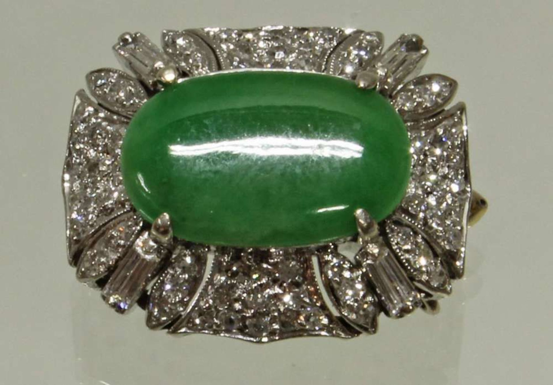 Reserve: 450 EUR        Brosche, WG 333, 1 ovaler Jade-Cabochon ca. 3.0 ct., 4 Diamant-Baguettes