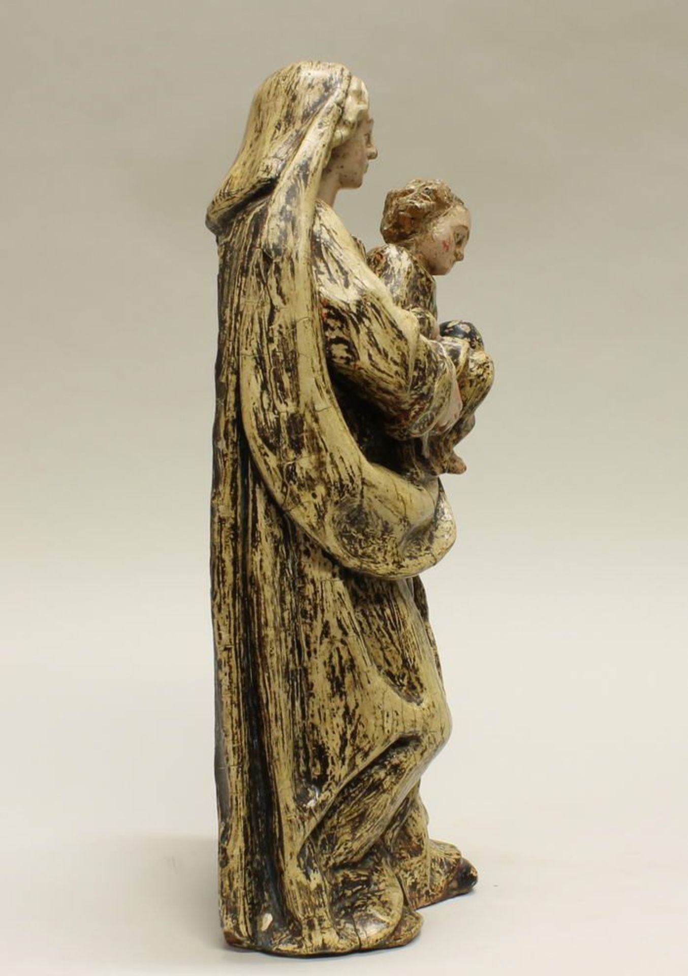 Reserve: 230 EUR        Skulptur, Holz geschnitzt, "Muttergottes mit Kind", Nussbaum, flämisch, um - Image 9 of 10