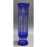 Reserve: 40 EUR        Vase, Kristallglas, blau überfangen, Schliffdekor, 50.5 cm hoch, Chip