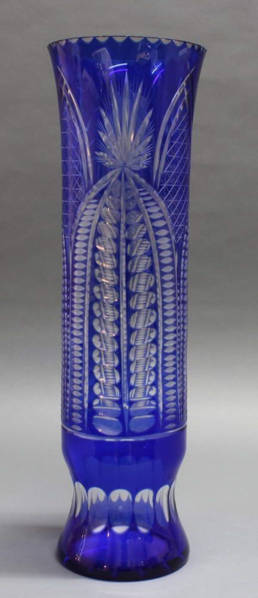 Reserve: 40 EUR        Vase, Kristallglas, blau überfangen, Schliffdekor, 50.5 cm hoch, Chip
