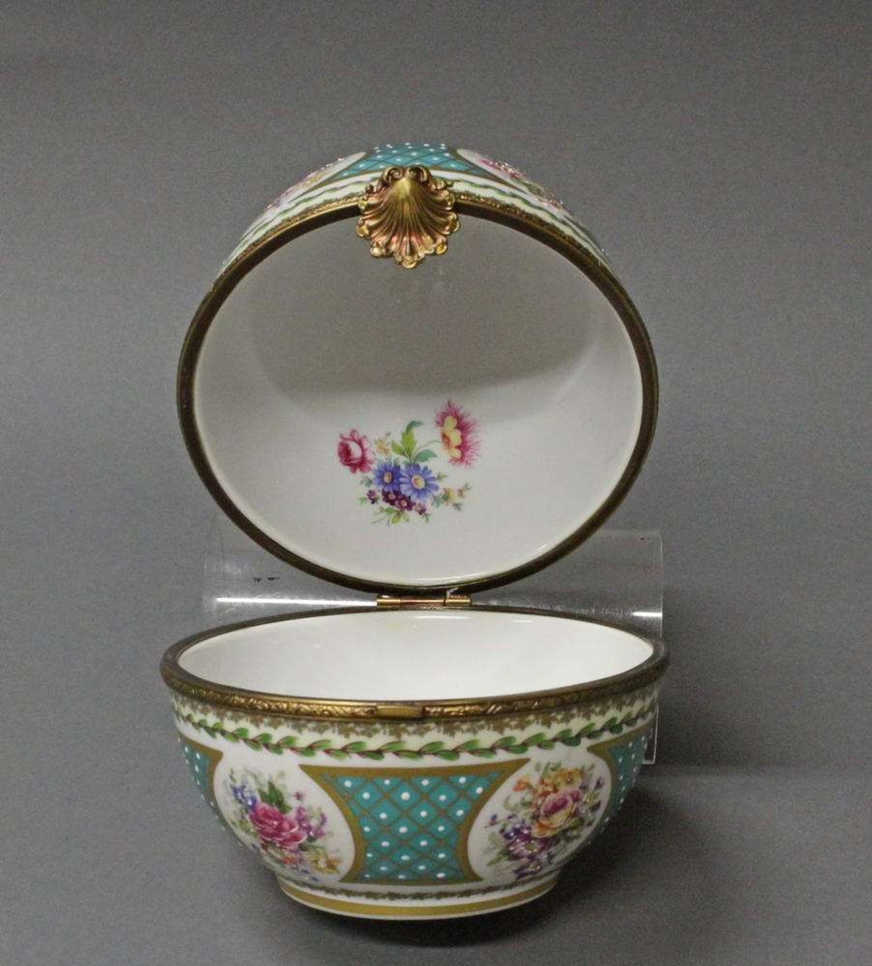 Reserve: 20 EUR        2 Cloisonné-Eier, China, 20. Jh., polychrom, je mit Holzständer, gesamt 17 cm - Image 3 of 6