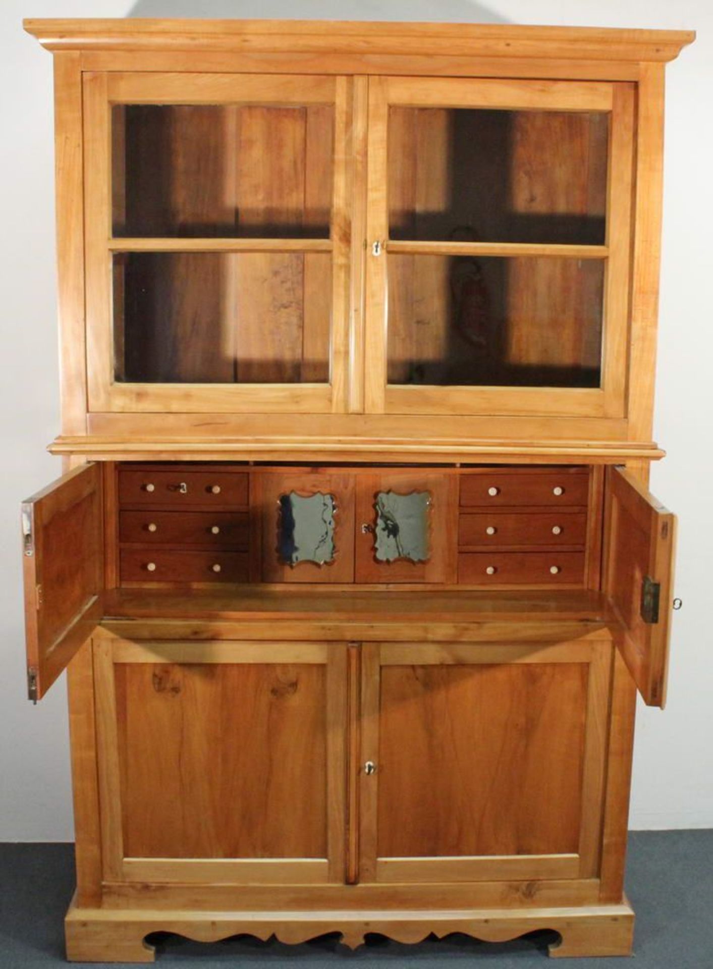 Reserve: 1200 EUR        Vitrinenschrank, Biedermeier, um 1840, Kirschbaum, unten zwei Türen, - Image 3 of 4