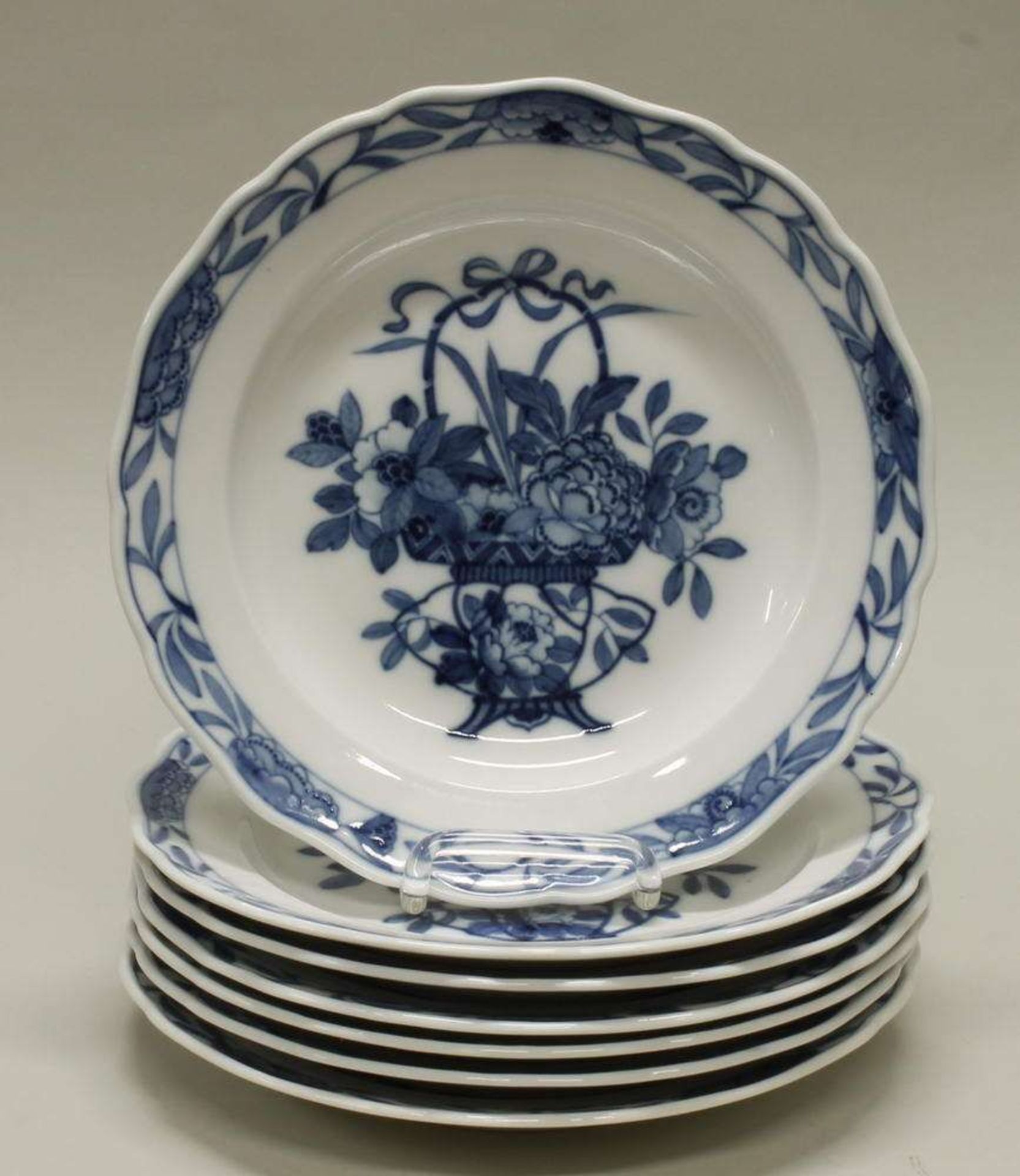 Reserve: 230 EUR        7 Teller, Meissen, Schwertermarke, 1850-1924, 1. Wahl, Blaudekor mit