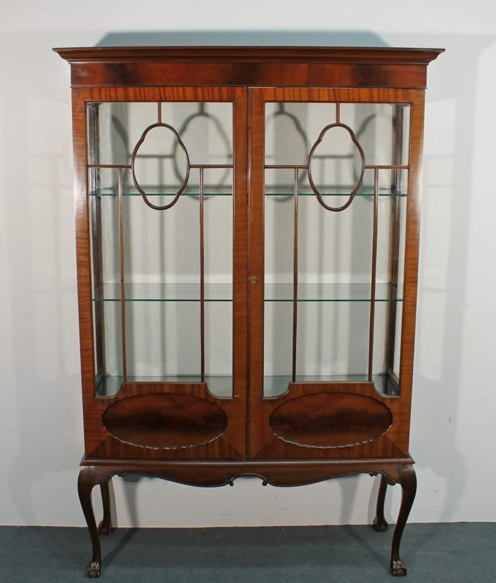 Reserve: 140 EUR        Vitrine, England, um 1920, Mahagoni, zweitürig, ball- and clawfeet, 173.5 - Image 2 of 2