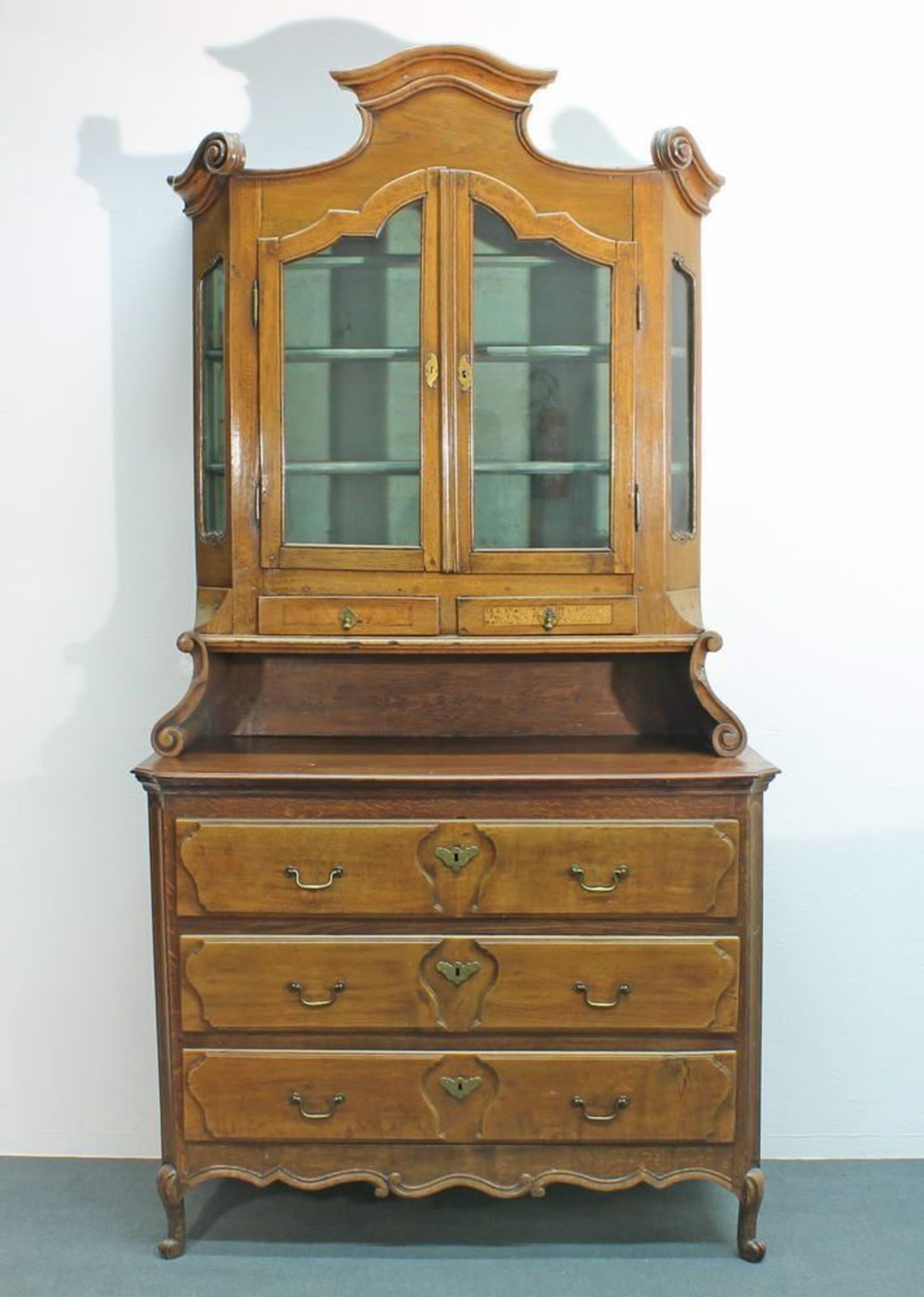 Reserve: 800 EUR        Aufsatzvitrine, 18. Jh., Eiche, seitliche Sternintarsien, dreischübiges - Image 2 of 2