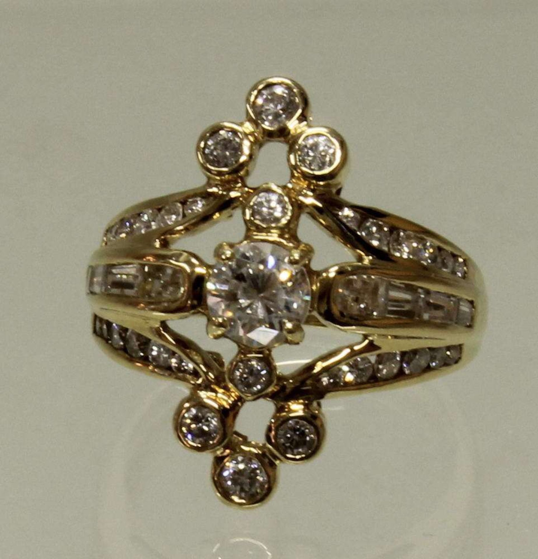 Reserve: 500 EUR        Ring, GG 750, 1 Brillant, ca. 0.56 ct., w/p1, 40 Brillanten zus. 1.30 ct.,