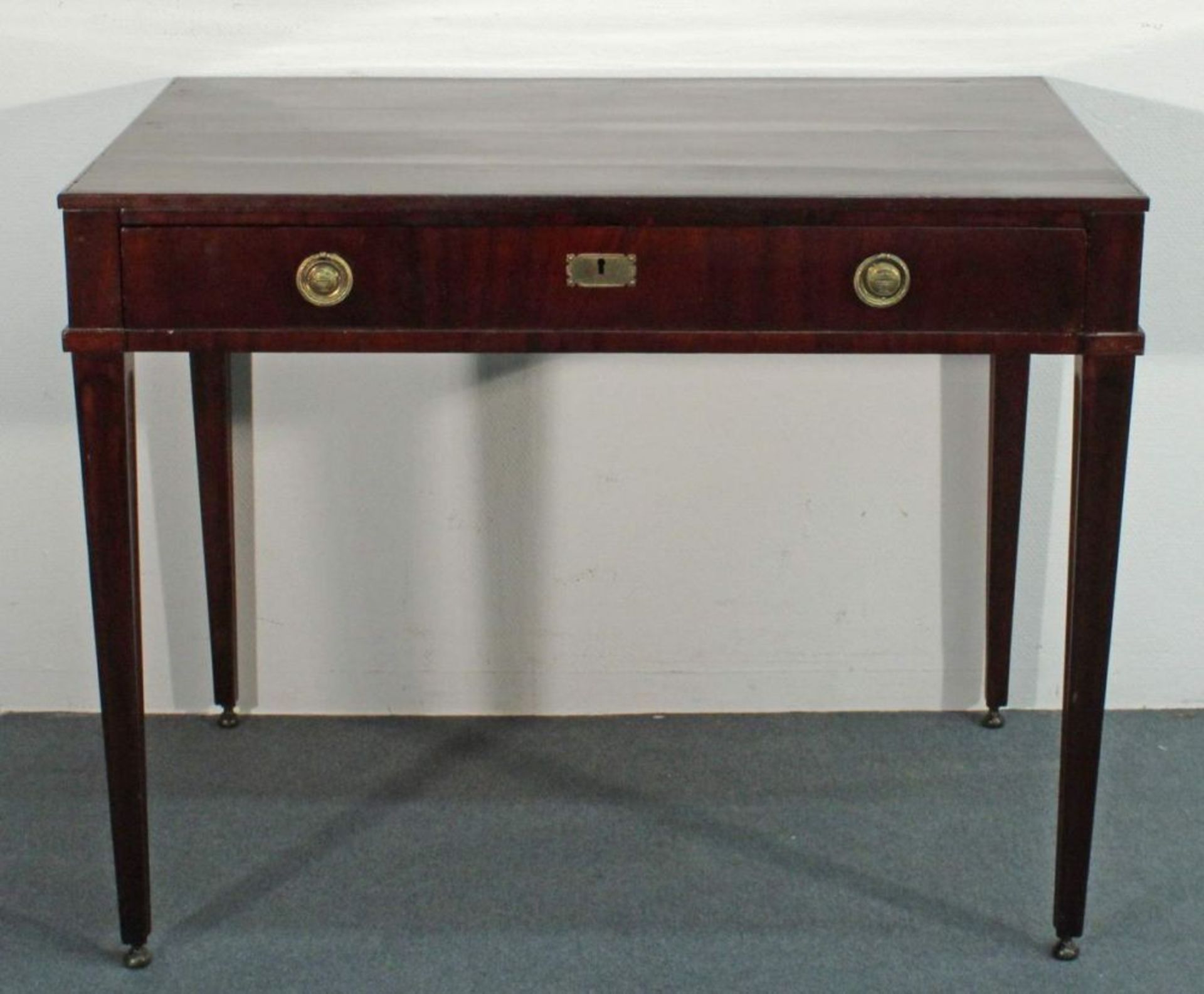 Reserve: 320 EUR        Tisch, um 1800, Mahagoni, ein Schubfach, ca. 77 x 96 x 61 cm, Platte mit