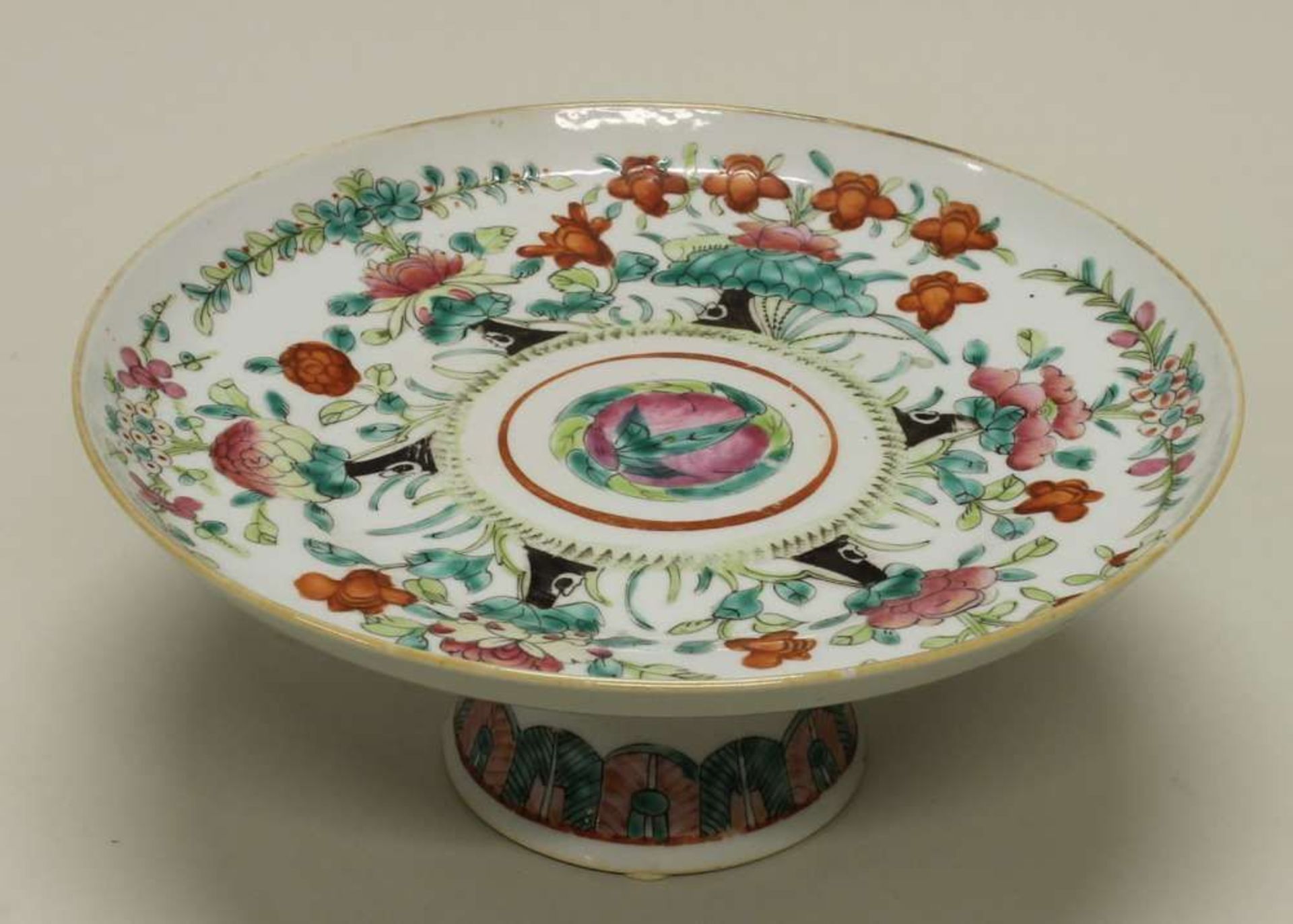 Reserve: 60 EUR        Fußschale, China, 19./20. Jh., famille-rose-Dekor mit Blüten und Pfirsich, 10