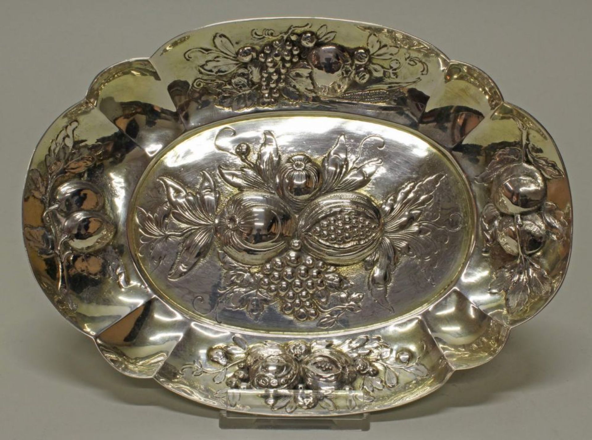 Reserve: 120 EUR        Schale, Silber 800, deutsch, Früchtedekor im Relief, 22 x 16 cm, ca. 255 g