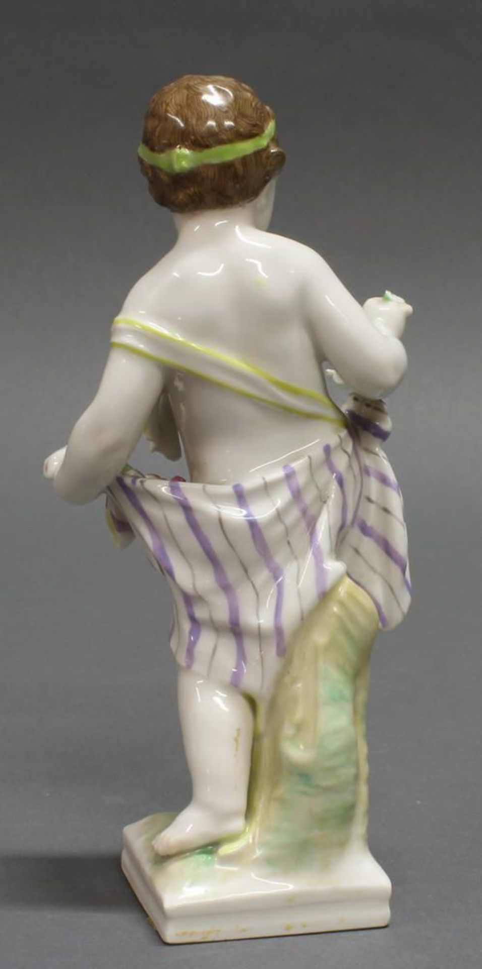 Reserve: 70 EUR        Porzellanfigur, "Knabe mit Blüten", KPM Berlin, polychrom, 15.5 cm hoch, - Image 4 of 8