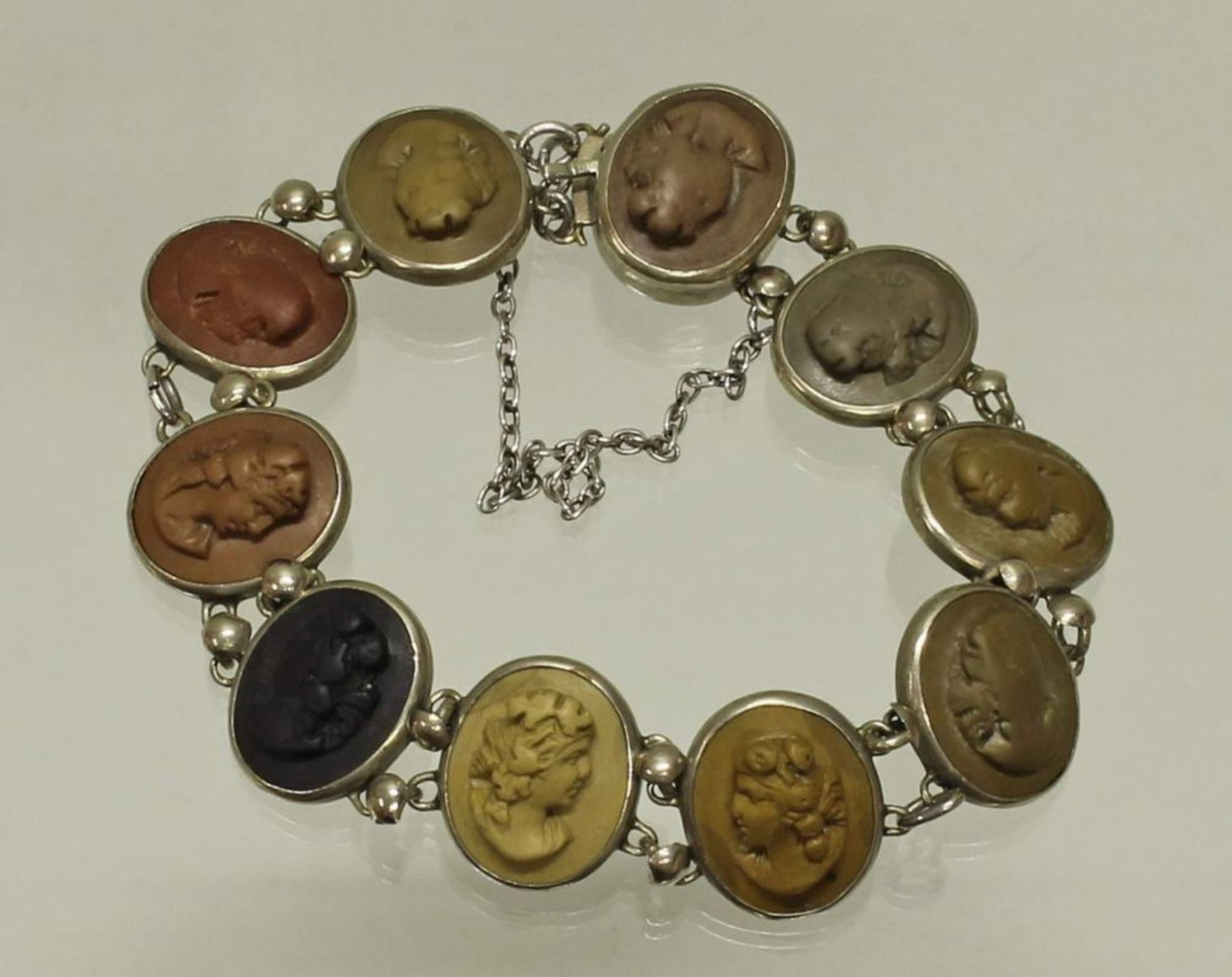 Reserve: 140 EUR        Armband, England, viktorianisch, Ende 19. Jh., 10 in Weißmetall gefasste